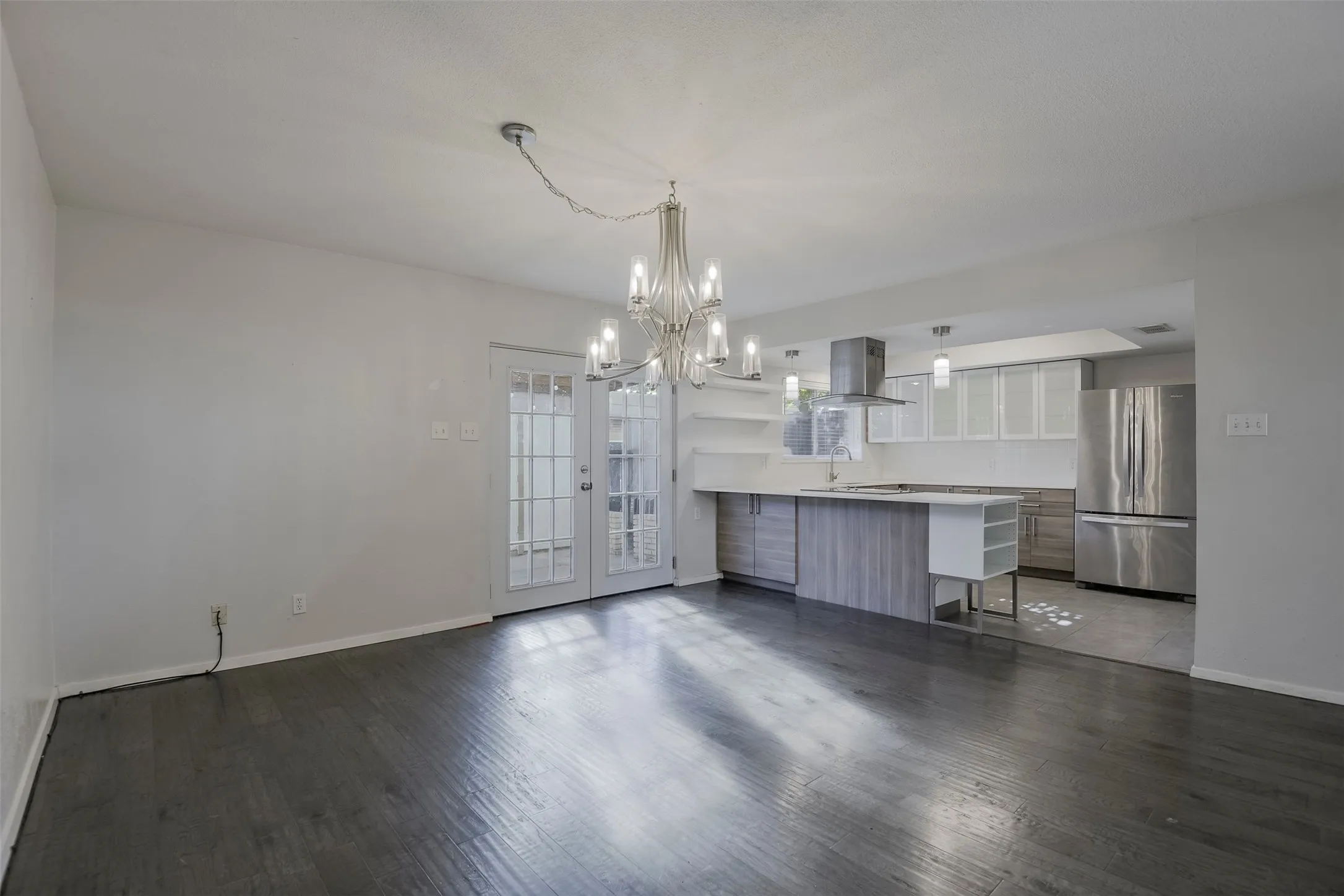 Townhouse For Sale in Tarrant County , 326 Westview Terrace, Arlington, Texas 76013, 3 Bedroom, 3 Bathroom, Garage spaces, 1,872 Sqft, built in 1969, mls#21362716, Real Estate Agent in Arlington, Homes For Sale in Tarrant county, Homes For Sale in Arlington, Realtor in Arlington Texas, Real Estate Brokerage Independent Realty Texas, Luminita Cordes Realtor