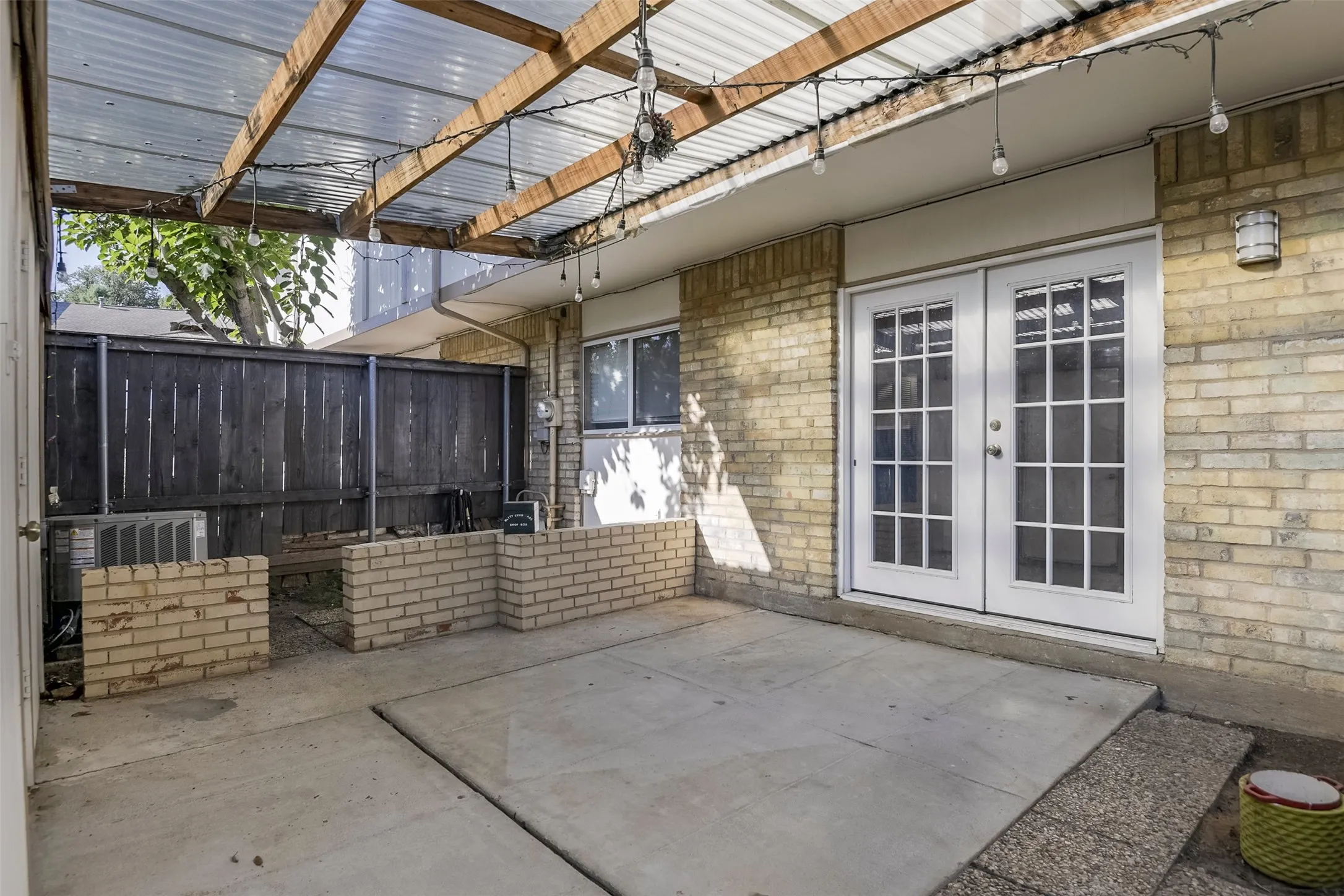 Townhouse For Sale in Tarrant County , 326 Westview Terrace, Arlington, Texas 76013, 3 Bedroom, 3 Bathroom, Garage spaces, 1,872 Sqft, built in 1969, mls#21362716, Real Estate Agent in Arlington, Homes For Sale in Tarrant county, Homes For Sale in Arlington, Realtor in Arlington Texas, Real Estate Brokerage Independent Realty Texas, Luminita Cordes Realtor