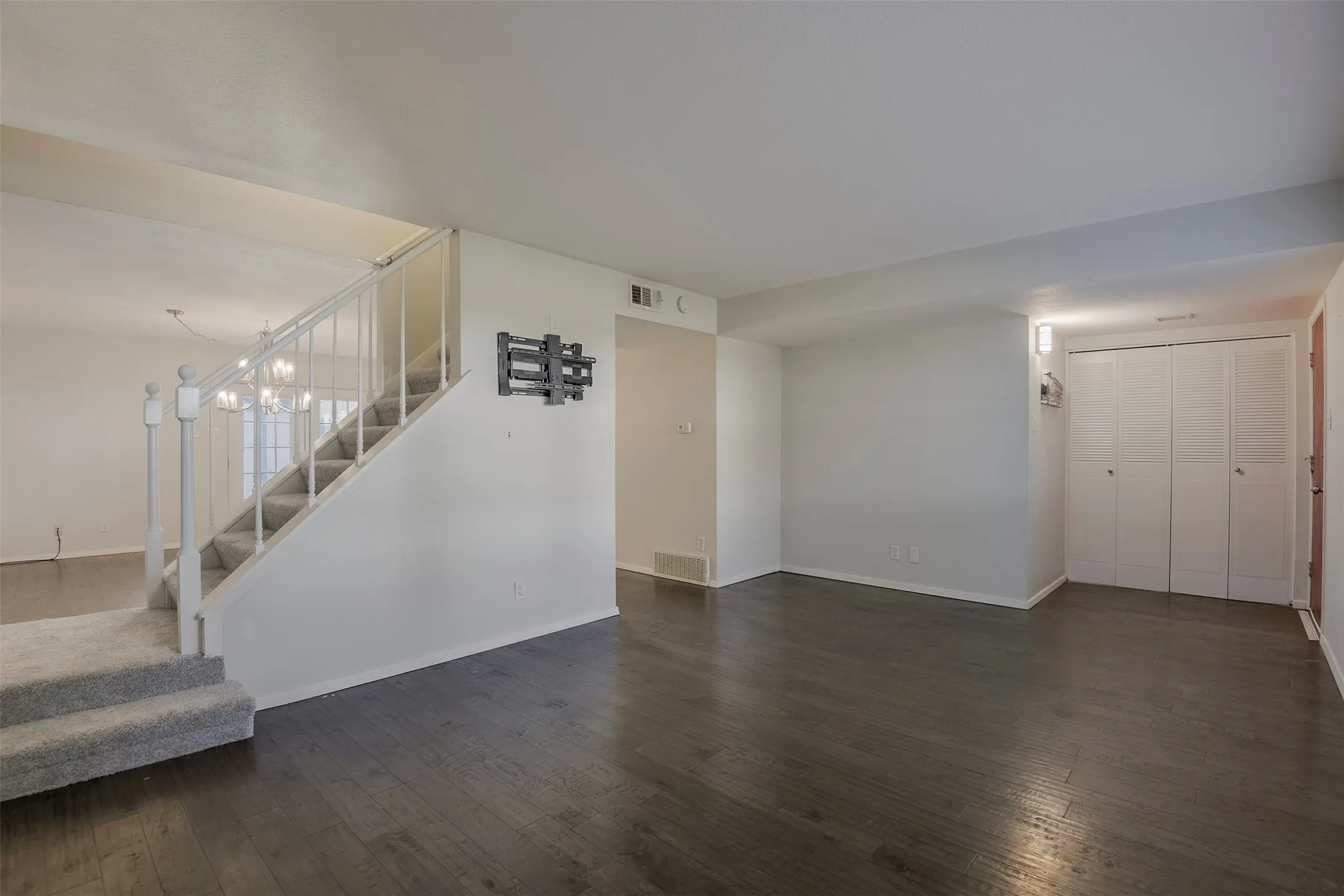 Townhouse For Sale in Tarrant County , 326 Westview Terrace, Arlington, Texas 76013, 3 Bedroom, 3 Bathroom, Garage spaces, 1,872 Sqft, built in 1969, mls#21362716, Real Estate Agent in Arlington, Homes For Sale in Tarrant county, Homes For Sale in Arlington, Realtor in Arlington Texas, Real Estate Brokerage Independent Realty Texas, Luminita Cordes Realtor