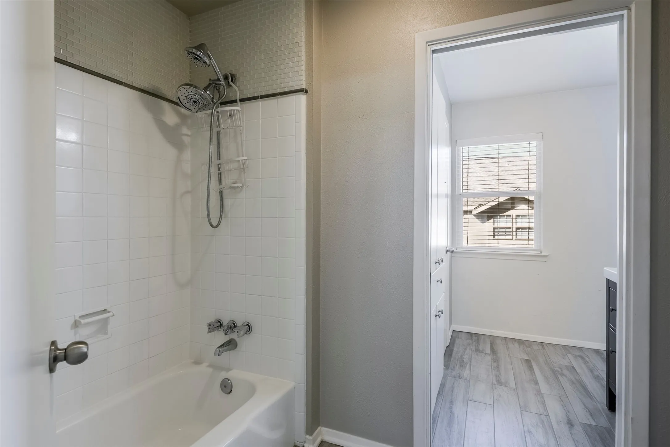 Townhouse For Sale in Tarrant County , 326 Westview Terrace, Arlington, Texas 76013, 3 Bedroom, 3 Bathroom, Garage spaces, 1,872 Sqft, built in 1969, mls#21362716, Real Estate Agent in Arlington, Homes For Sale in Tarrant county, Homes For Sale in Arlington, Realtor in Arlington Texas, Real Estate Brokerage Independent Realty Texas, Luminita Cordes Realtor