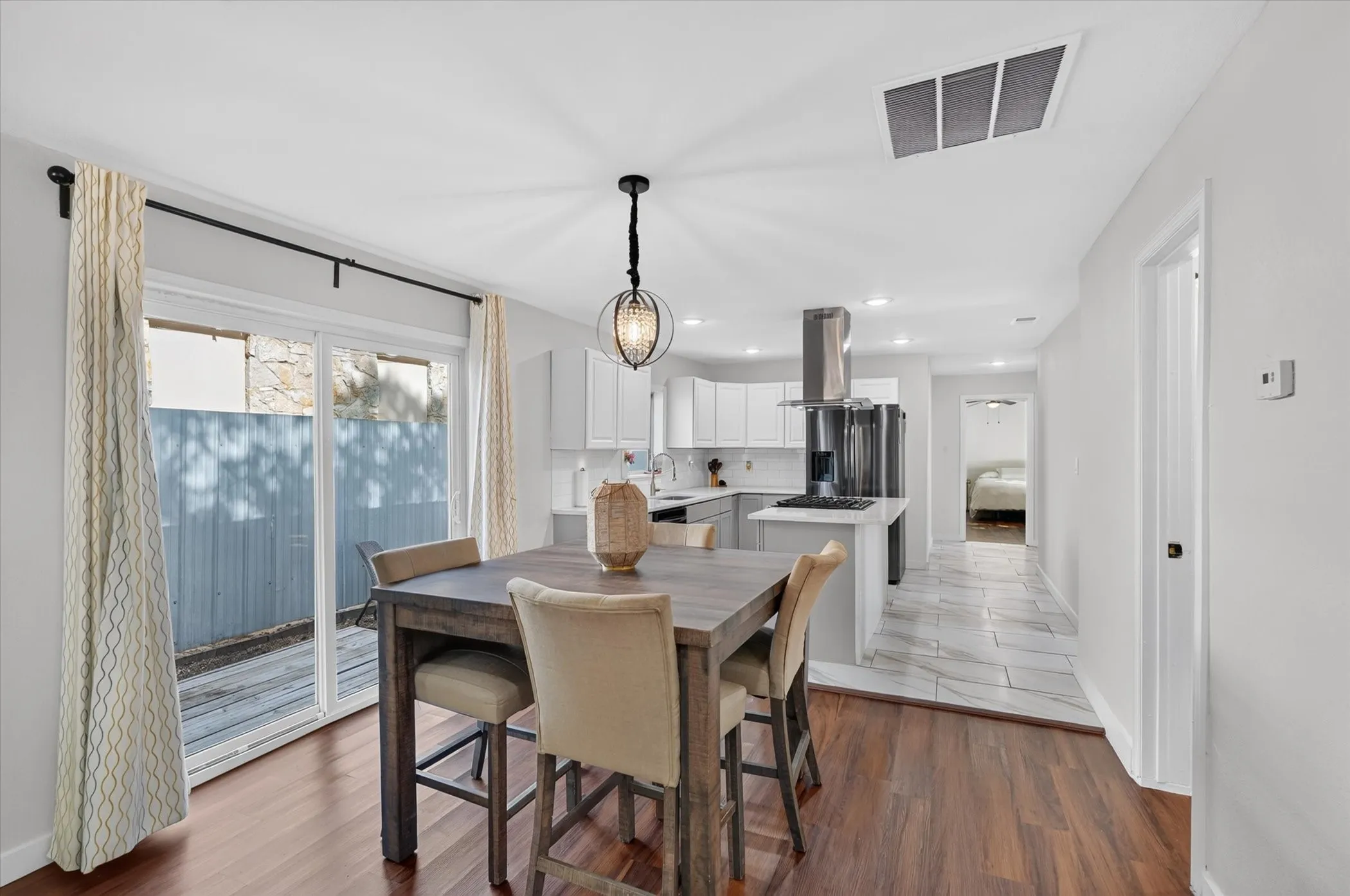 Single Family Residence For Sale in Dallas County , 2739 Kingston Street, Dallas, Texas 75211, 3 Bedroom, 2 Bathroom, 2 Garage spaces, 1,320 Sqft, built in 1926, mls#21363061, Real Estate Agent in Dallas, Homes For Sale in Dallas county, Homes For Sale in Dallas, Realtor in Dallas Texas, Real Estate Brokerage Independent Realty Texas, Luminita Cordes Realtor