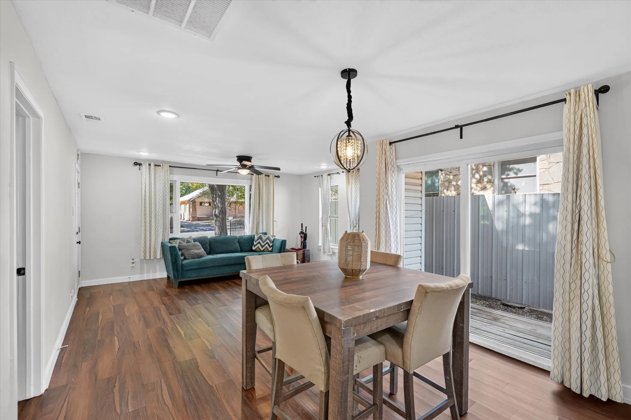 Single Family Residence For Sale in Dallas County , 2739 Kingston Street, Dallas, Texas 75211, 3 Bedroom, 2 Bathroom, 2 Garage spaces, 1,320 Sqft, built in 1926, mls#21363061, Real Estate Agent in Dallas, Homes For Sale in Dallas county, Homes For Sale in Dallas, Realtor in Dallas Texas, Real Estate Brokerage Independent Realty Texas, Luminita Cordes Realtor
