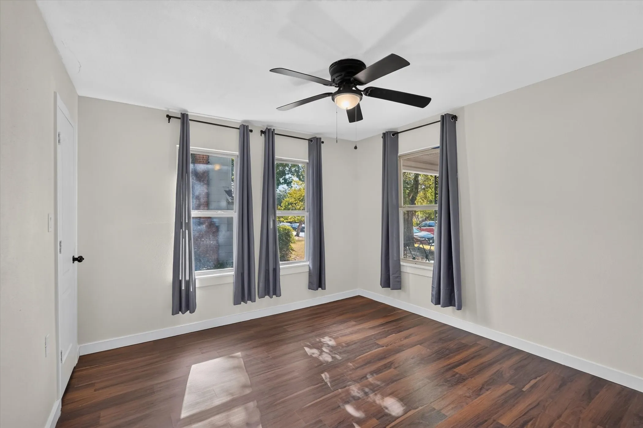 Single Family Residence For Sale in Dallas County , 2739 Kingston Street, Dallas, Texas 75211, 3 Bedroom, 2 Bathroom, 2 Garage spaces, 1,320 Sqft, built in 1926, mls#21363061, Real Estate Agent in Dallas, Homes For Sale in Dallas county, Homes For Sale in Dallas, Realtor in Dallas Texas, Real Estate Brokerage Independent Realty Texas, Luminita Cordes Realtor
