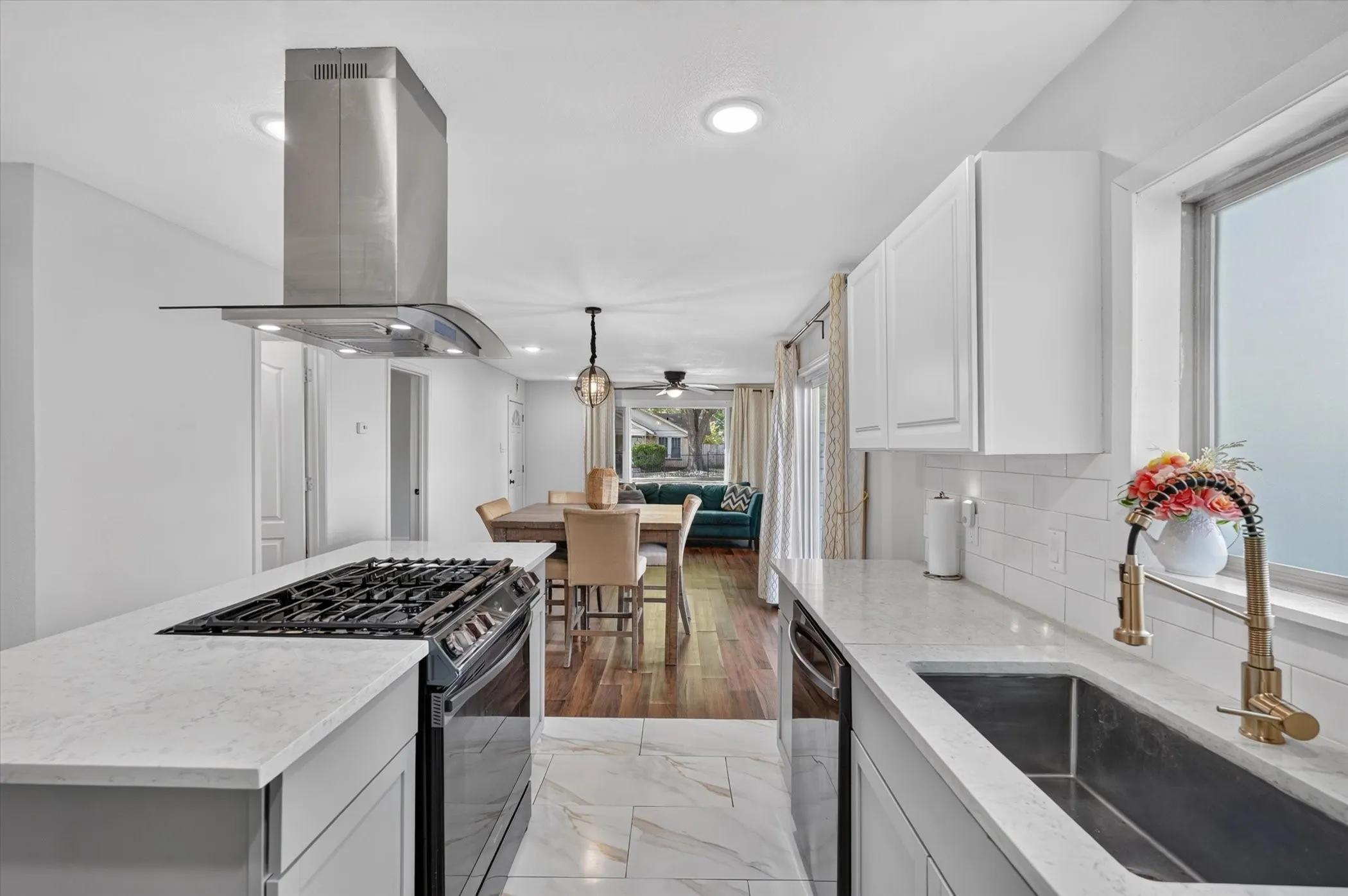 Single Family Residence For Sale in Dallas County , 2739 Kingston Street, Dallas, Texas 75211, 3 Bedroom, 2 Bathroom, 2 Garage spaces, 1,320 Sqft, built in 1926, mls#21363061, Real Estate Agent in Dallas, Homes For Sale in Dallas county, Homes For Sale in Dallas, Realtor in Dallas Texas, Real Estate Brokerage Independent Realty Texas, Luminita Cordes Realtor