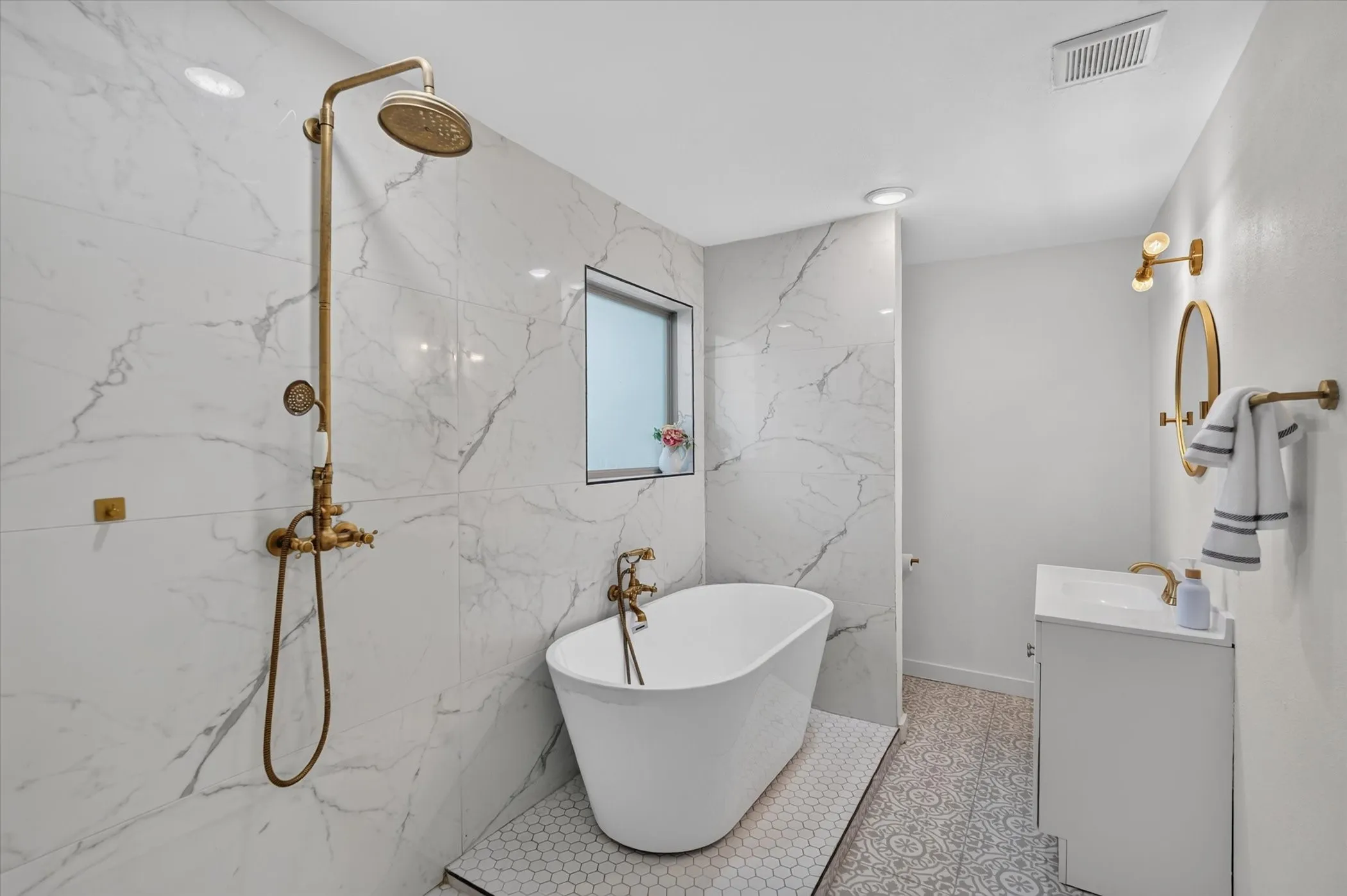 Single Family Residence For Sale in Dallas County , 2739 Kingston Street, Dallas, Texas 75211, 3 Bedroom, 2 Bathroom, 2 Garage spaces, 1,320 Sqft, built in 1926, mls#21363061, Real Estate Agent in Dallas, Homes For Sale in Dallas county, Homes For Sale in Dallas, Realtor in Dallas Texas, Real Estate Brokerage Independent Realty Texas, Luminita Cordes Realtor