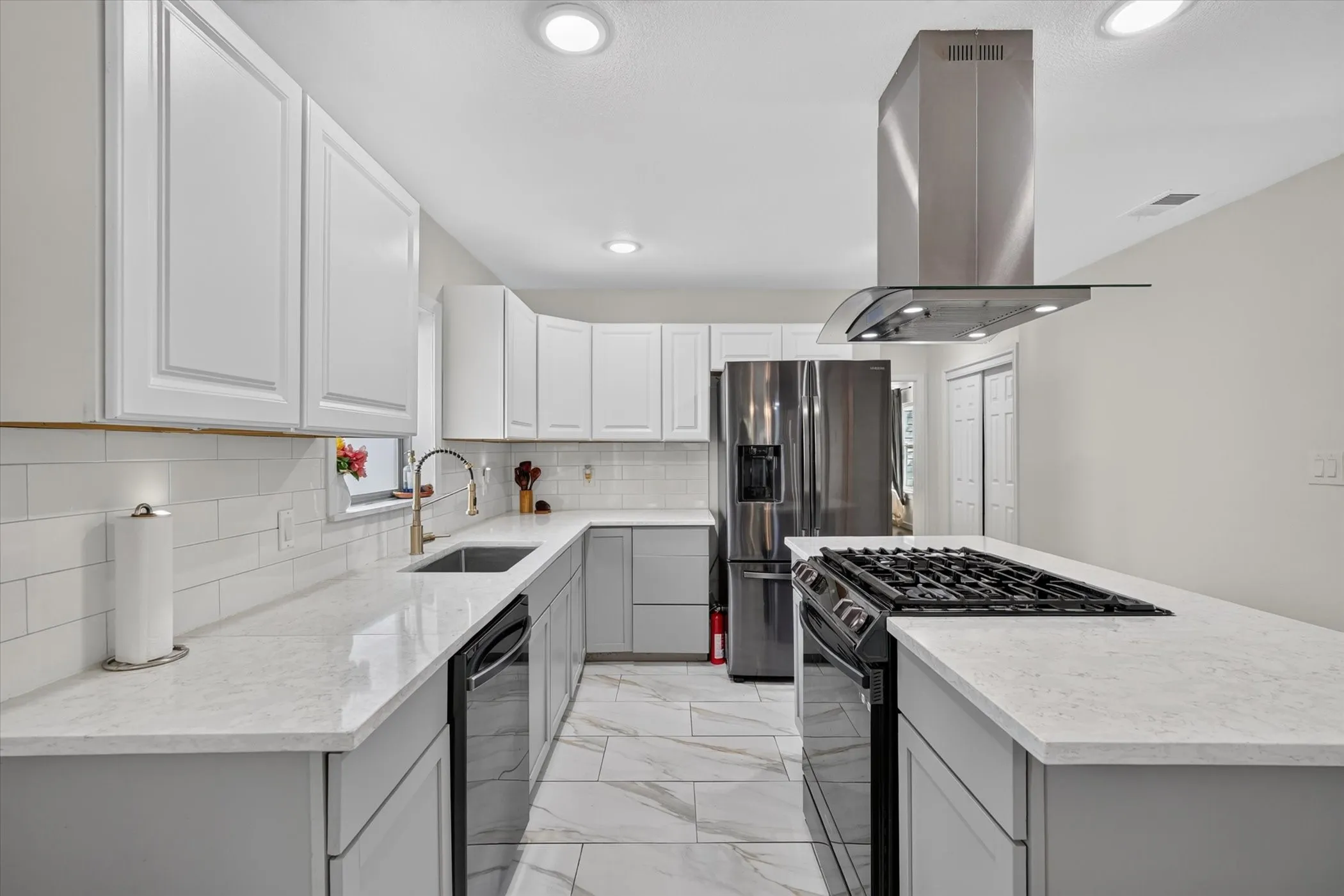 Single Family Residence For Sale in Dallas County , 2739 Kingston Street, Dallas, Texas 75211, 3 Bedroom, 2 Bathroom, 2 Garage spaces, 1,320 Sqft, built in 1926, mls#21363061, Real Estate Agent in Dallas, Homes For Sale in Dallas county, Homes For Sale in Dallas, Realtor in Dallas Texas, Real Estate Brokerage Independent Realty Texas, Luminita Cordes Realtor