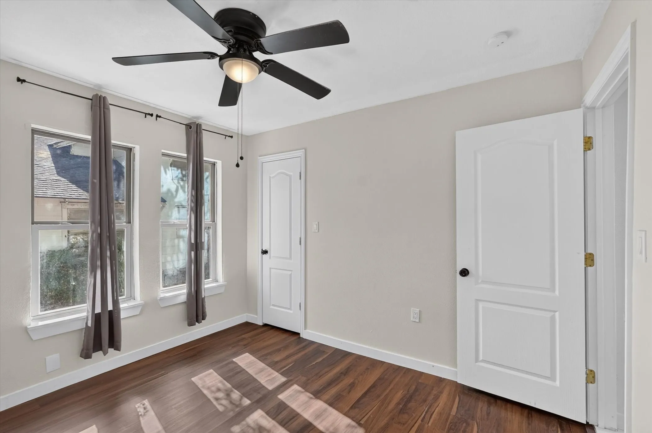 Single Family Residence For Sale in Dallas County , 2739 Kingston Street, Dallas, Texas 75211, 3 Bedroom, 2 Bathroom, 2 Garage spaces, 1,320 Sqft, built in 1926, mls#21363061, Real Estate Agent in Dallas, Homes For Sale in Dallas county, Homes For Sale in Dallas, Realtor in Dallas Texas, Real Estate Brokerage Independent Realty Texas, Luminita Cordes Realtor