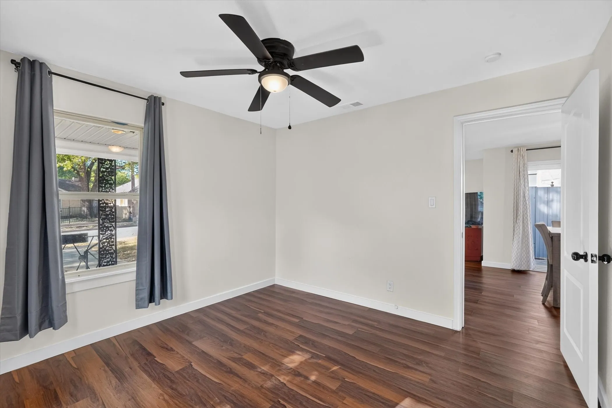 Single Family Residence For Sale in Dallas County , 2739 Kingston Street, Dallas, Texas 75211, 3 Bedroom, 2 Bathroom, 2 Garage spaces, 1,320 Sqft, built in 1926, mls#21363061, Real Estate Agent in Dallas, Homes For Sale in Dallas county, Homes For Sale in Dallas, Realtor in Dallas Texas, Real Estate Brokerage Independent Realty Texas, Luminita Cordes Realtor