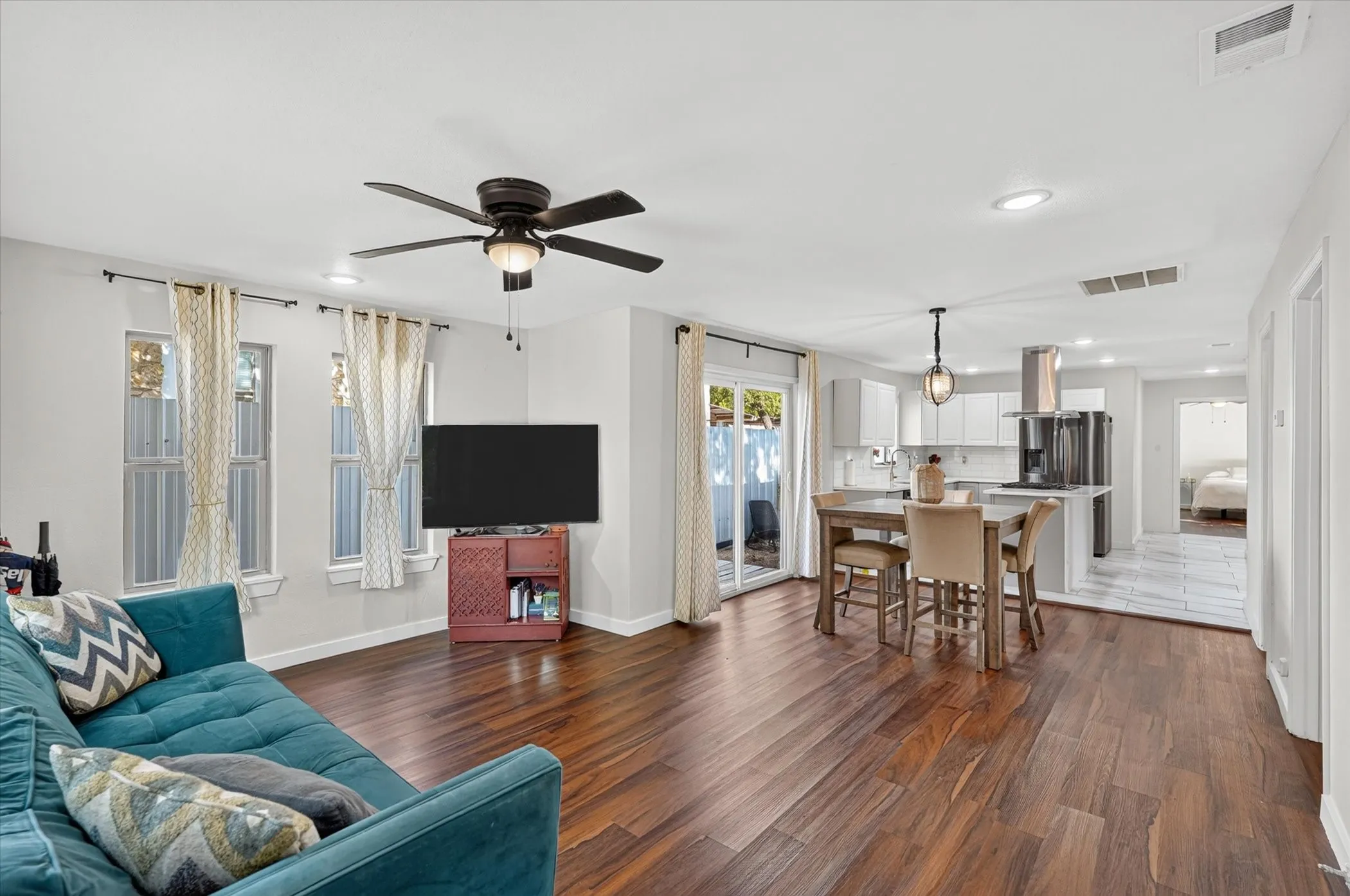 Single Family Residence For Sale in Dallas County , 2739 Kingston Street, Dallas, Texas 75211, 3 Bedroom, 2 Bathroom, 2 Garage spaces, 1,320 Sqft, built in 1926, mls#21363061, Real Estate Agent in Dallas, Homes For Sale in Dallas county, Homes For Sale in Dallas, Realtor in Dallas Texas, Real Estate Brokerage Independent Realty Texas, Luminita Cordes Realtor