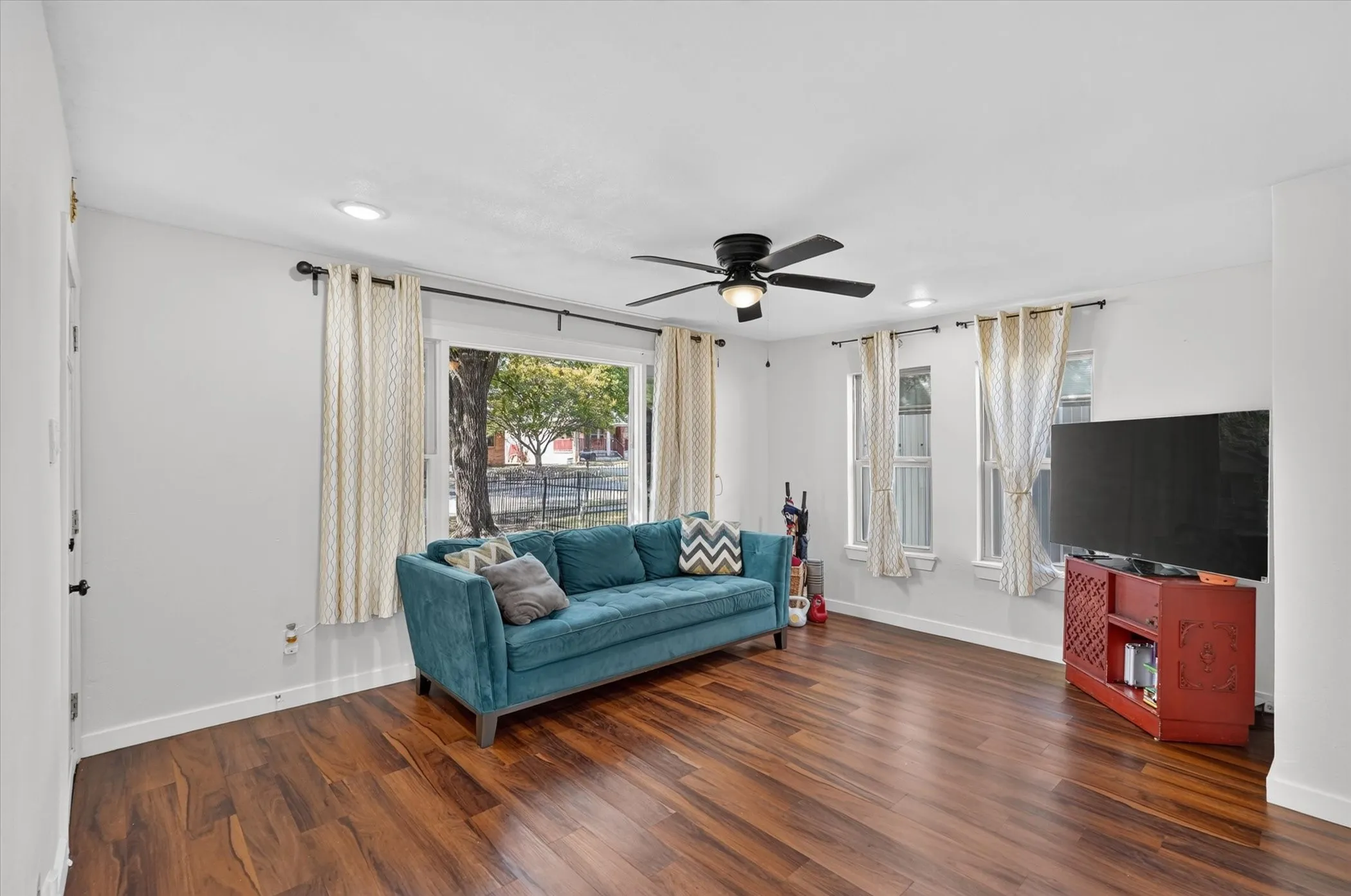 Single Family Residence For Sale in Dallas County , 2739 Kingston Street, Dallas, Texas 75211, 3 Bedroom, 2 Bathroom, 2 Garage spaces, 1,320 Sqft, built in 1926, mls#21363061, Real Estate Agent in Dallas, Homes For Sale in Dallas county, Homes For Sale in Dallas, Realtor in Dallas Texas, Real Estate Brokerage Independent Realty Texas, Luminita Cordes Realtor