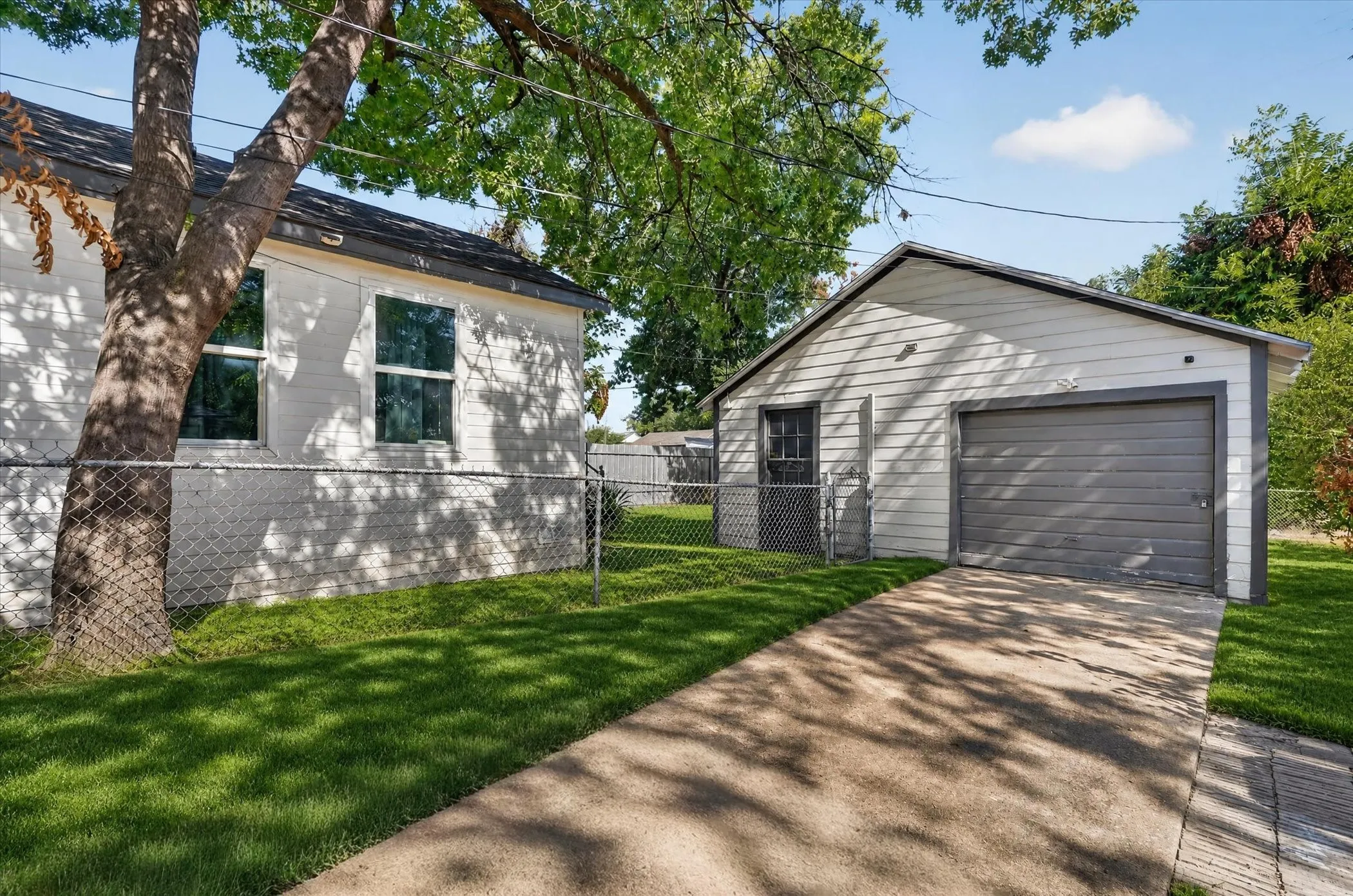 Single Family Residence For Sale in Dallas County , 2739 Kingston Street, Dallas, Texas 75211, 3 Bedroom, 2 Bathroom, 2 Garage spaces, 1,320 Sqft, built in 1926, mls#21363061, Real Estate Agent in Dallas, Homes For Sale in Dallas county, Homes For Sale in Dallas, Realtor in Dallas Texas, Real Estate Brokerage Independent Realty Texas, Luminita Cordes Realtor