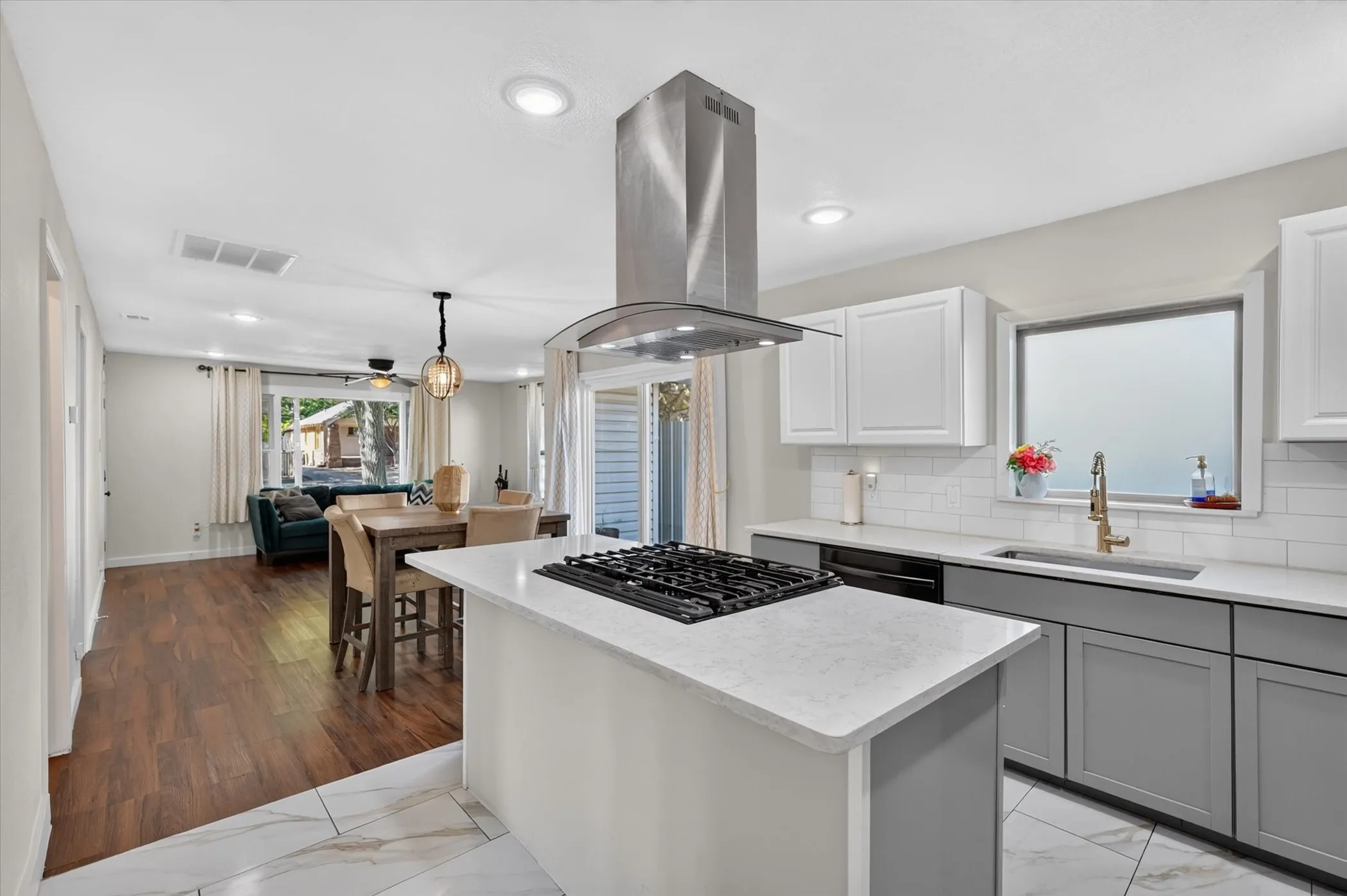Single Family Residence For Sale in Dallas County , 2739 Kingston Street, Dallas, Texas 75211, 3 Bedroom, 2 Bathroom, 2 Garage spaces, 1,320 Sqft, built in 1926, mls#21363061, Real Estate Agent in Dallas, Homes For Sale in Dallas county, Homes For Sale in Dallas, Realtor in Dallas Texas, Real Estate Brokerage Independent Realty Texas, Luminita Cordes Realtor