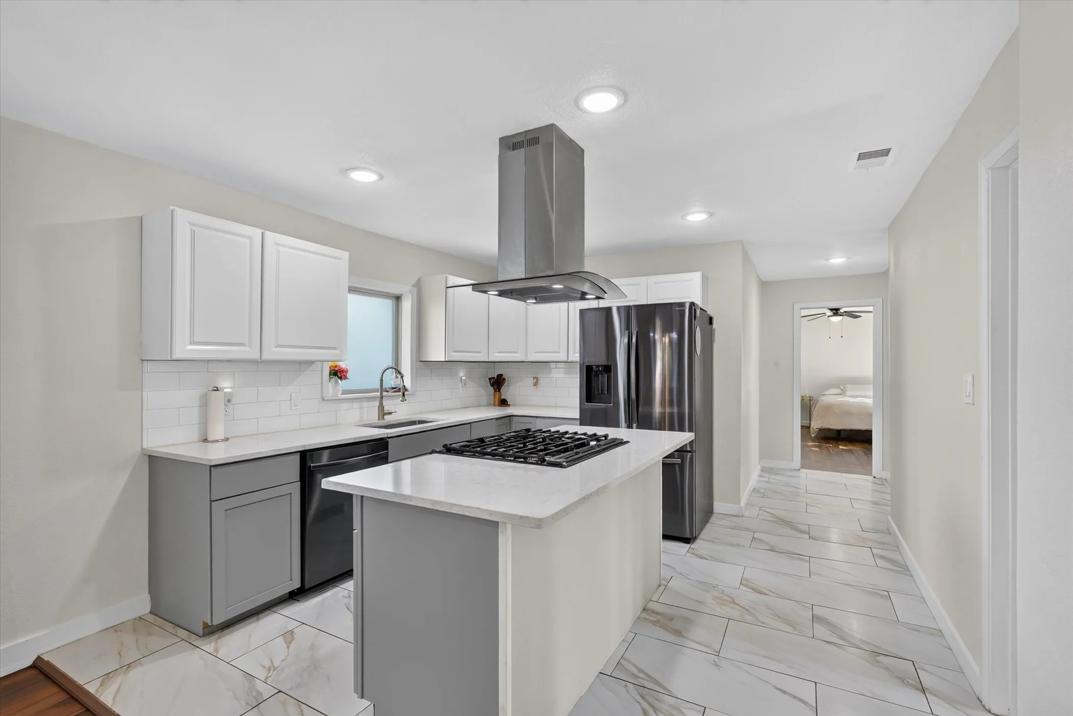 Single Family Residence For Sale in Dallas County , 2739 Kingston Street, Dallas, Texas 75211, 3 Bedroom, 2 Bathroom, 2 Garage spaces, 1,320 Sqft, built in 1926, mls#21363061, Real Estate Agent in Dallas, Homes For Sale in Dallas county, Homes For Sale in Dallas, Realtor in Dallas Texas, Real Estate Brokerage Independent Realty Texas, Luminita Cordes Realtor