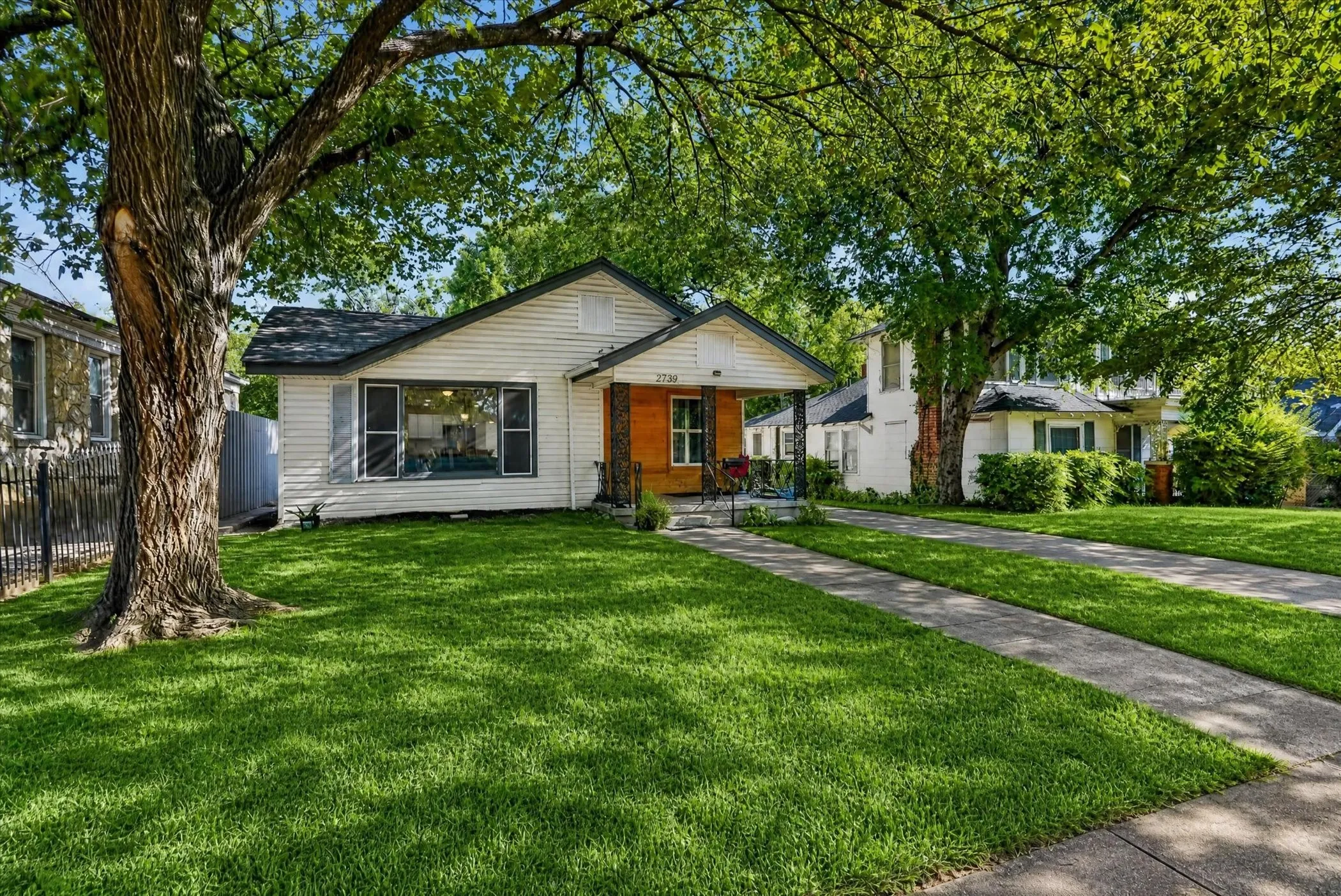 Single Family Residence For Sale in Dallas County , 2739 Kingston Street, Dallas, Texas 75211, 3 Bedroom, 2 Bathroom, 2 Garage spaces, 1,320 Sqft, built in 1926, mls#21363061, Real Estate Agent in Dallas, Homes For Sale in Dallas county, Homes For Sale in Dallas, Realtor in Dallas Texas, Real Estate Brokerage Independent Realty Texas, Luminita Cordes Realtor