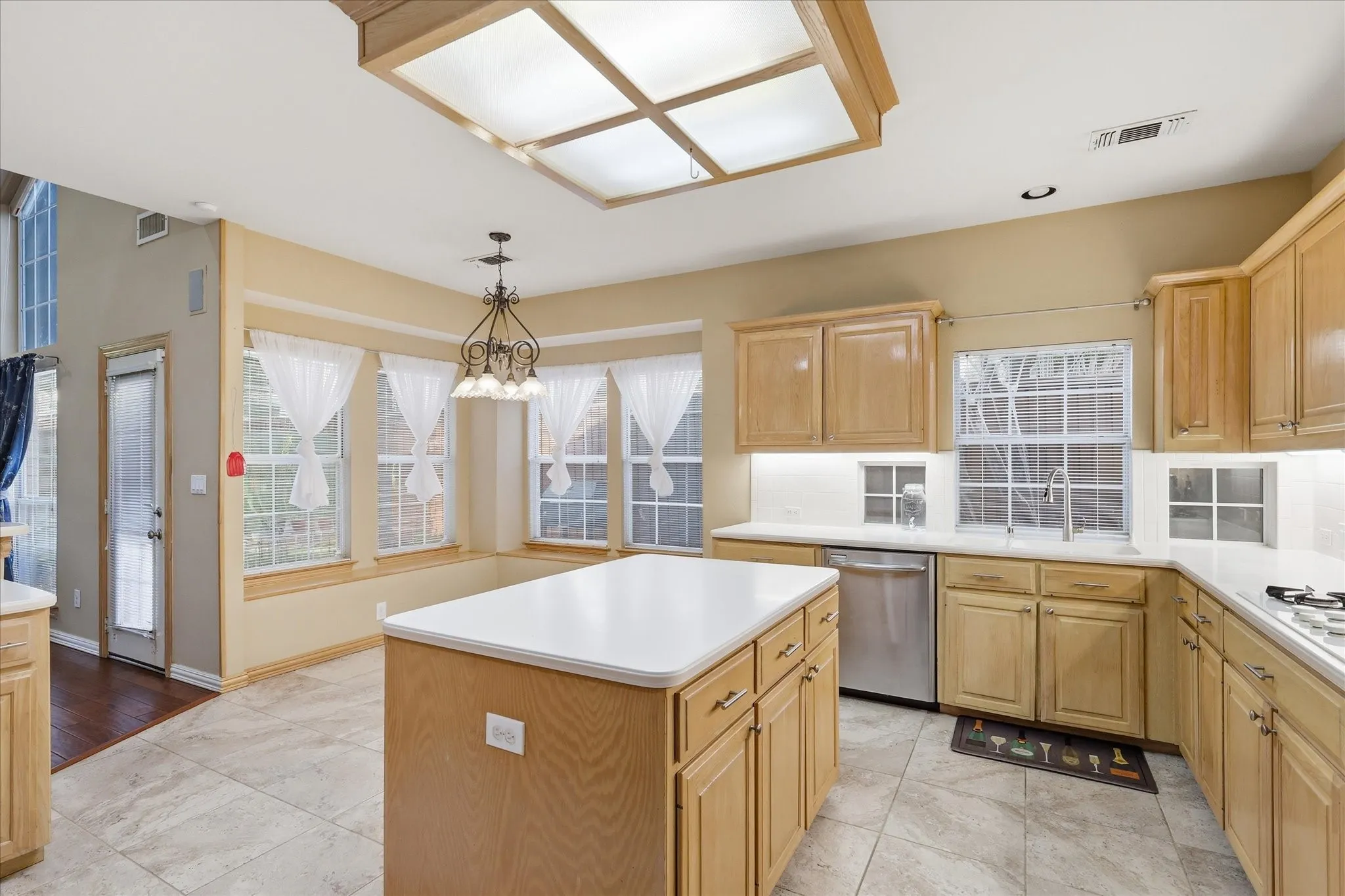 Great kitchen floorplan with center island, gas cooktop and open to family room