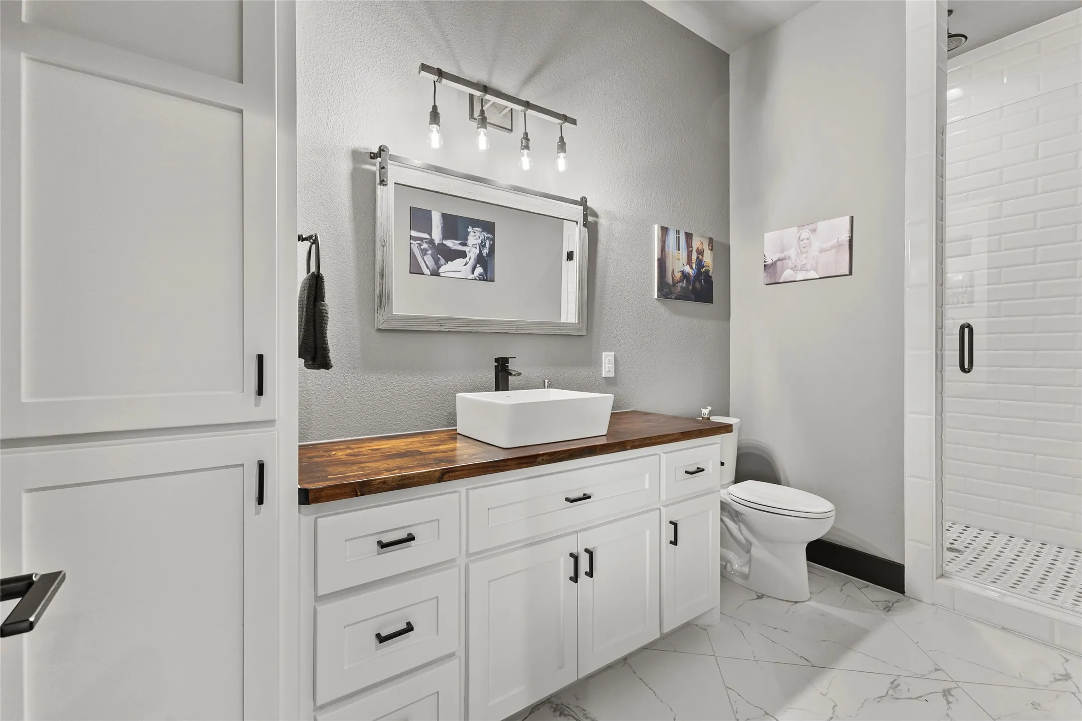 Game Room Full Bathroom (4)