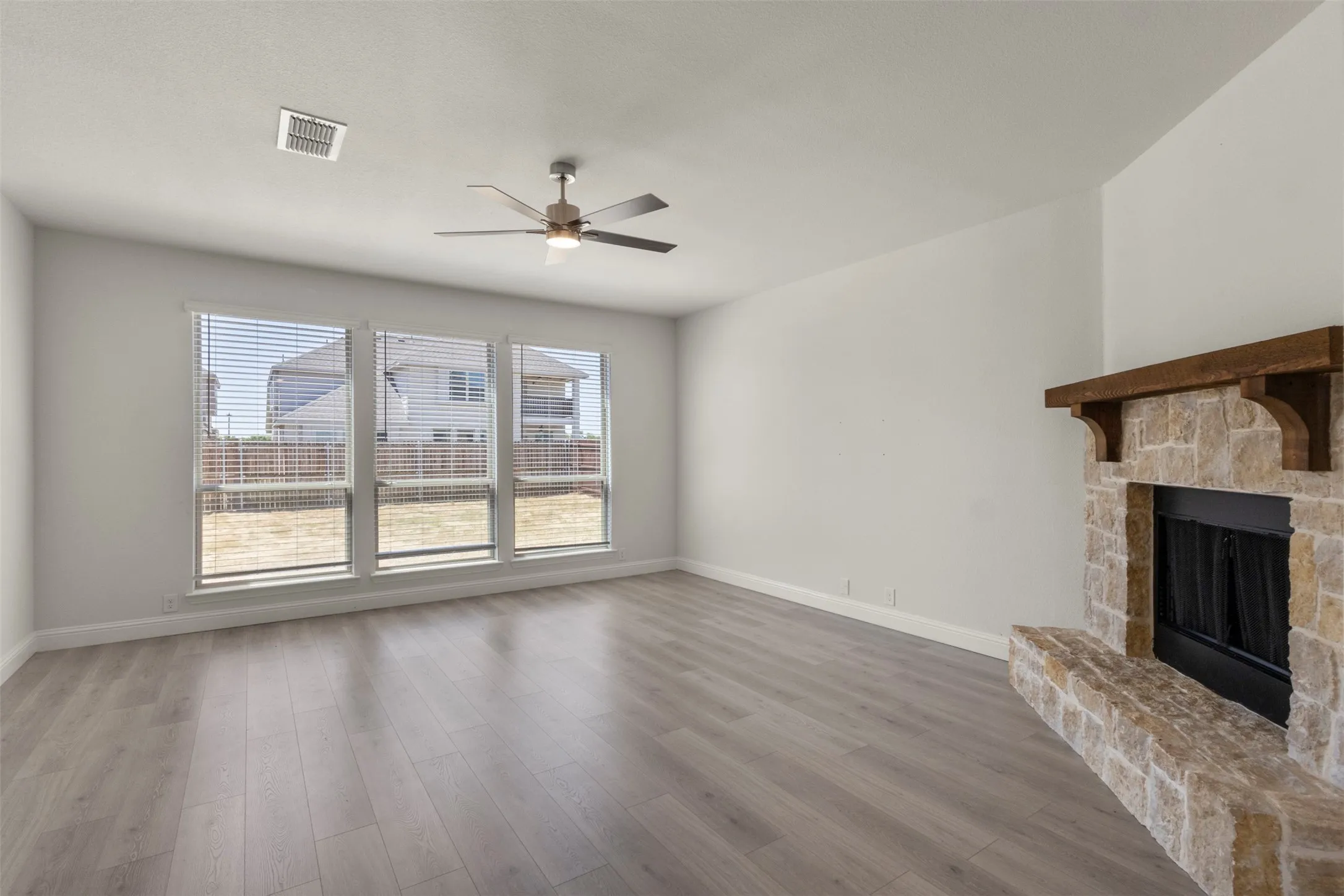 Single Family Residence For Rent in Kaufman County , 3905 Holly Springs Lane, Kaufman, Texas 75142, 5 Bedroom, 4 Bathroom, 2 Garage spaces, 3,260 Sqft, built in 2023, mls#21357050, Real Estate Agent in Kaufman, Homes For Rent in Kaufman county, Homes For Rent in Kaufman, Realtor in Kaufman Texas, Real Estate Brokerage Independent Realty Texas, Luminita Cordes Realtor