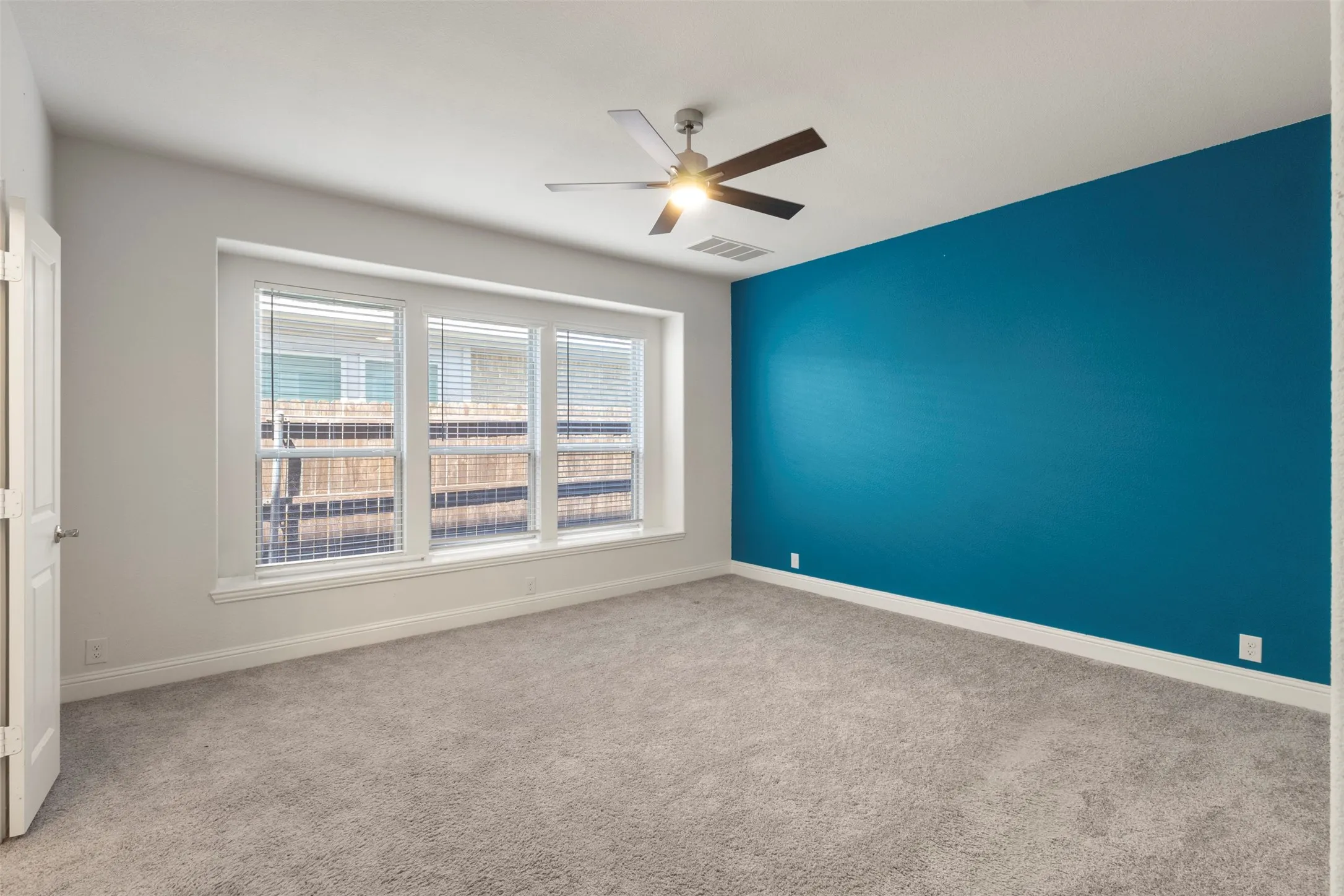 Single Family Residence For Rent in Kaufman County , 3905 Holly Springs Lane, Kaufman, Texas 75142, 5 Bedroom, 4 Bathroom, 2 Garage spaces, 3,260 Sqft, built in 2023, mls#21357050, Real Estate Agent in Kaufman, Homes For Rent in Kaufman county, Homes For Rent in Kaufman, Realtor in Kaufman Texas, Real Estate Brokerage Independent Realty Texas, Luminita Cordes Realtor