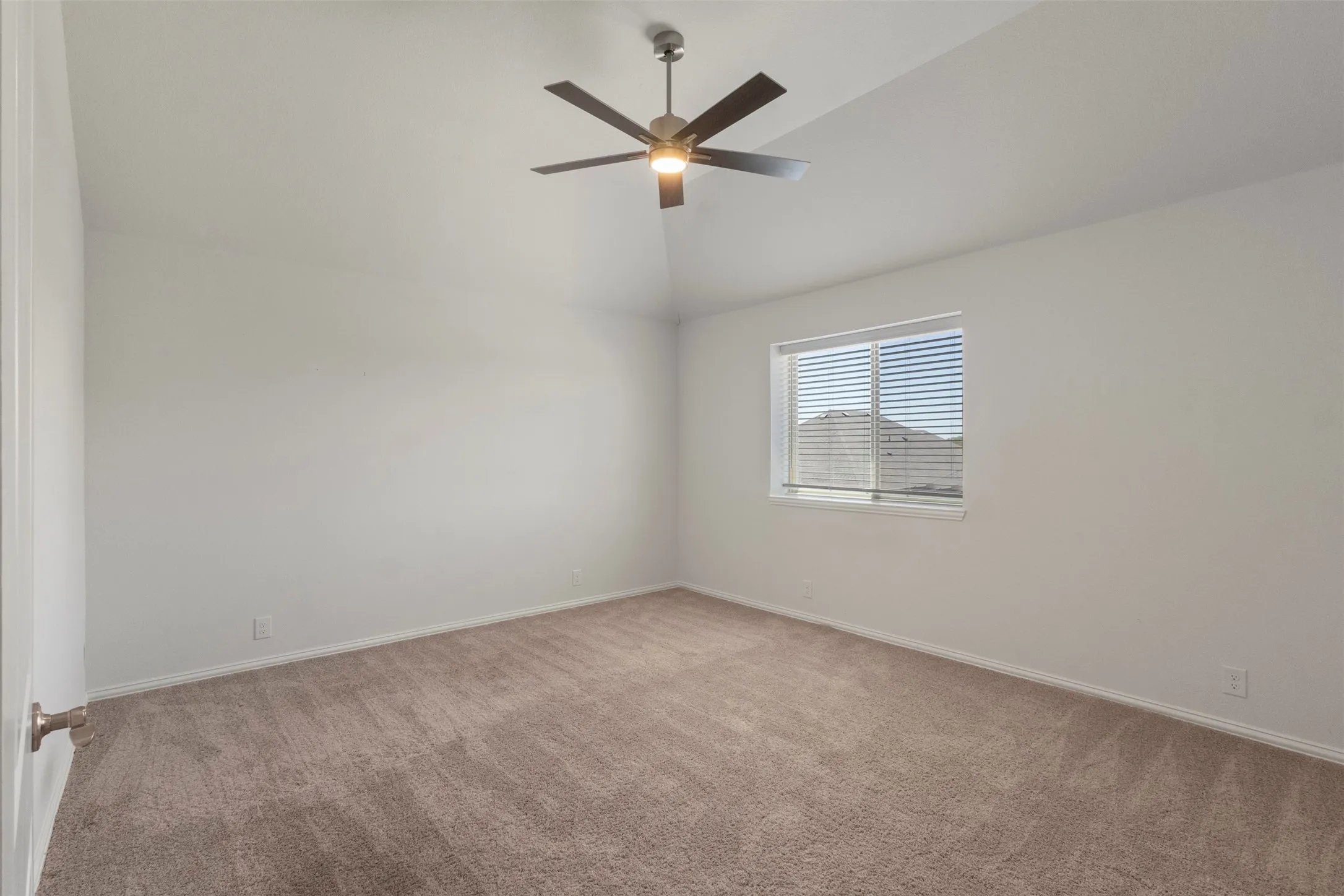 Single Family Residence For Rent in Kaufman County , 3905 Holly Springs Lane, Kaufman, Texas 75142, 5 Bedroom, 4 Bathroom, 2 Garage spaces, 3,260 Sqft, built in 2023, mls#21357050, Real Estate Agent in Kaufman, Homes For Rent in Kaufman county, Homes For Rent in Kaufman, Realtor in Kaufman Texas, Real Estate Brokerage Independent Realty Texas, Luminita Cordes Realtor