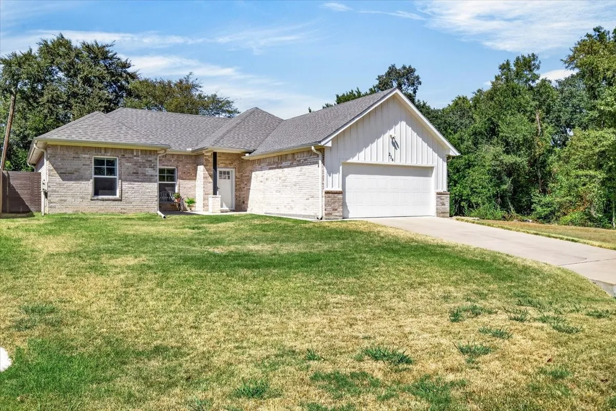 Single Family Residence For Sale in Henderson County , 216 Skiff Drive, Gun Barrel City, Texas 75156, 3 Bedroom, 2 Bathroom, 2 Garage spaces, 1,494 Sqft, built in 2020, mls#21363598, Real Estate Agent in Gun Barrel City, Homes For Sale in Henderson county, Homes For Sale in Gun Barrel City, Realtor in Gun Barrel City Texas, Real Estate Brokerage Independent Realty Texas, Luminita Cordes Realtor
