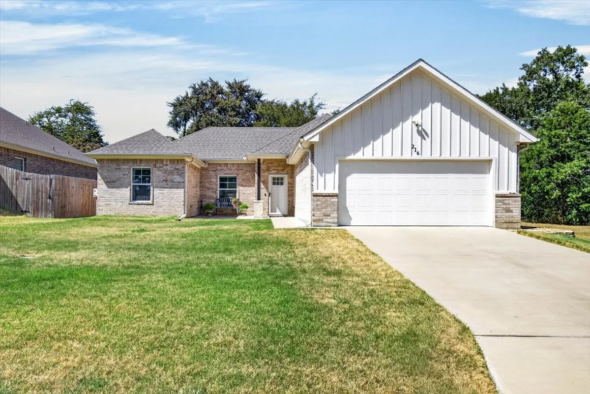 Single Family Residence For Sale in Henderson County , 216 Skiff Drive, Gun Barrel City, Texas 75156, 3 Bedroom, 2 Bathroom, 2 Garage spaces, 1,494 Sqft, built in 2020, mls#21363598, Real Estate Agent in Gun Barrel City, Homes For Sale in Henderson county, Homes For Sale in Gun Barrel City, Realtor in Gun Barrel City Texas, Real Estate Brokerage Independent Realty Texas, Luminita Cordes Realtor