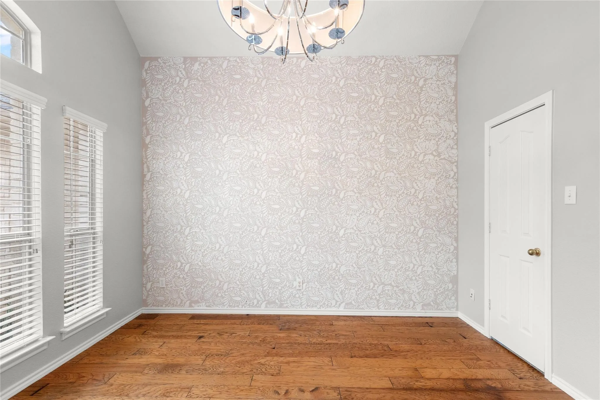 Single Family Residence For Sale in Tarrant County , 5825 Echo Bluff Drive, Haltom City, Texas 76137, 3 Bedroom, 2 Bathroom, 2 Garage spaces, 2,400 Sqft, built in 1998, mls#21356661, Real Estate Agent in Haltom City, Homes For Sale in Tarrant county, Homes For Sale in Haltom City, Realtor in Haltom City Texas, Real Estate Brokerage Independent Realty Texas, Luminita Cordes Realtor