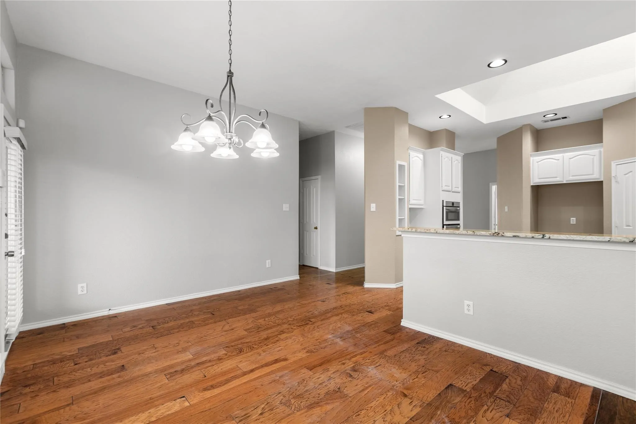 Single Family Residence For Sale in Tarrant County , 5825 Echo Bluff Drive, Haltom City, Texas 76137, 3 Bedroom, 2 Bathroom, 2 Garage spaces, 2,400 Sqft, built in 1998, mls#21356661, Real Estate Agent in Haltom City, Homes For Sale in Tarrant county, Homes For Sale in Haltom City, Realtor in Haltom City Texas, Real Estate Brokerage Independent Realty Texas, Luminita Cordes Realtor