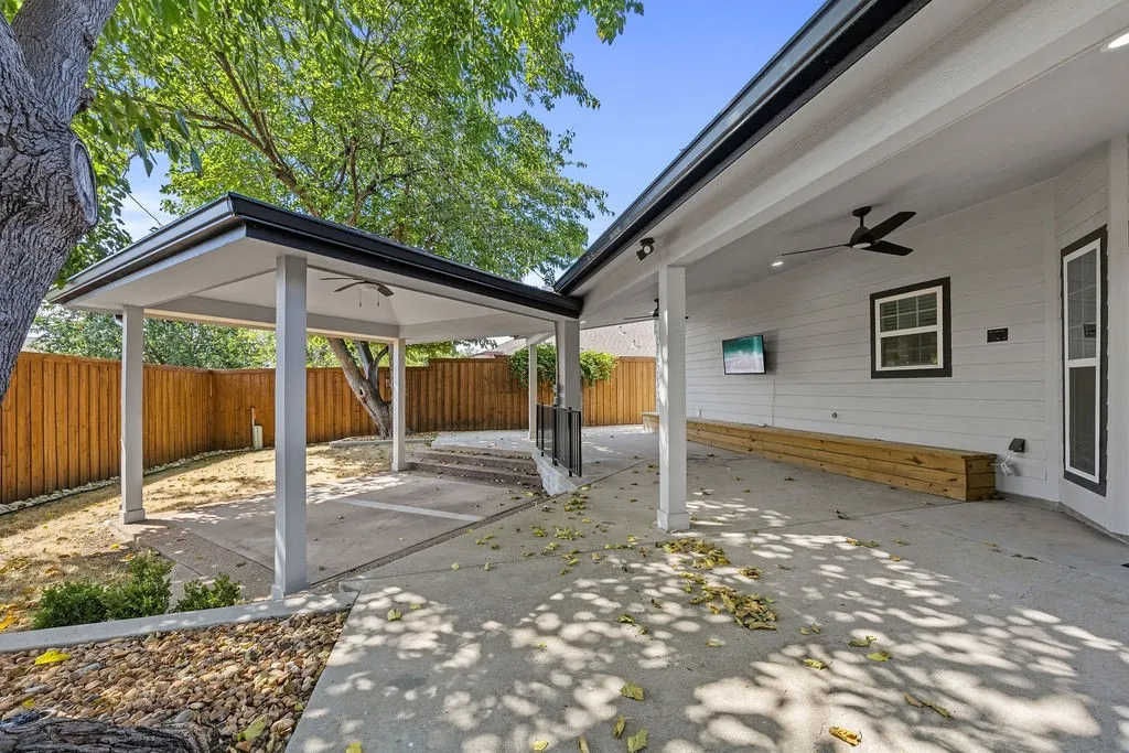 Single Family Residence For Sale in Denton County , 2304 Crestmeadow Street, Denton, Texas 76207, 3 Bedroom, 2 Bathroom, 2 Garage spaces, 1,579 Sqft, built in 1987, mls#21359875, Real Estate Agent in Denton, Homes For Sale in Denton county, Homes For Sale in Denton, Realtor in Denton Texas, Real Estate Brokerage Independent Realty Texas, Luminita Cordes Realtor