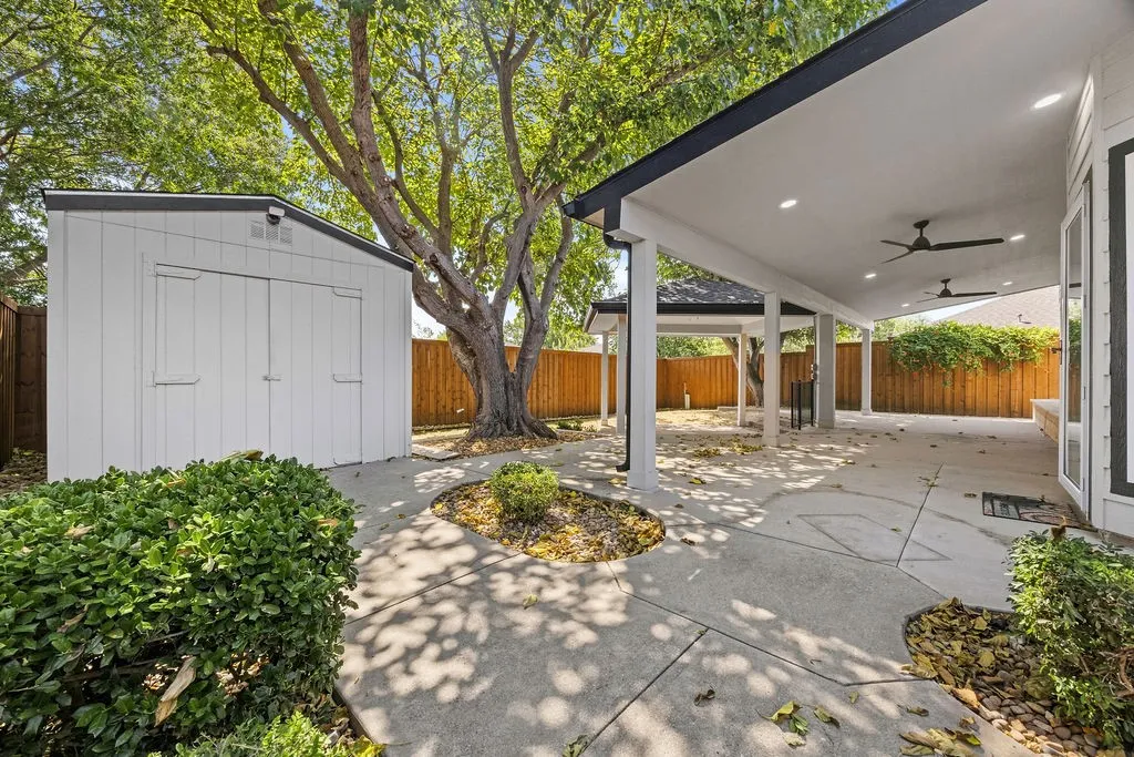 Single Family Residence For Sale in Denton County , 2304 Crestmeadow Street, Denton, Texas 76207, 3 Bedroom, 2 Bathroom, 2 Garage spaces, 1,579 Sqft, built in 1987, mls#21359875, Real Estate Agent in Denton, Homes For Sale in Denton county, Homes For Sale in Denton, Realtor in Denton Texas, Real Estate Brokerage Independent Realty Texas, Luminita Cordes Realtor