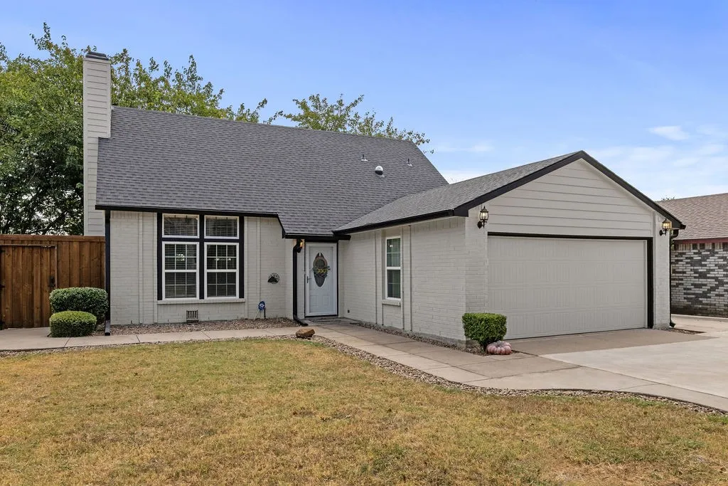 Single Family Residence For Sale in Denton County , 2304 Crestmeadow Street, Denton, Texas 76207, 3 Bedroom, 2 Bathroom, 2 Garage spaces, 1,579 Sqft, built in 1987, mls#21359875, Real Estate Agent in Denton, Homes For Sale in Denton county, Homes For Sale in Denton, Realtor in Denton Texas, Real Estate Brokerage Independent Realty Texas, Luminita Cordes Realtor
