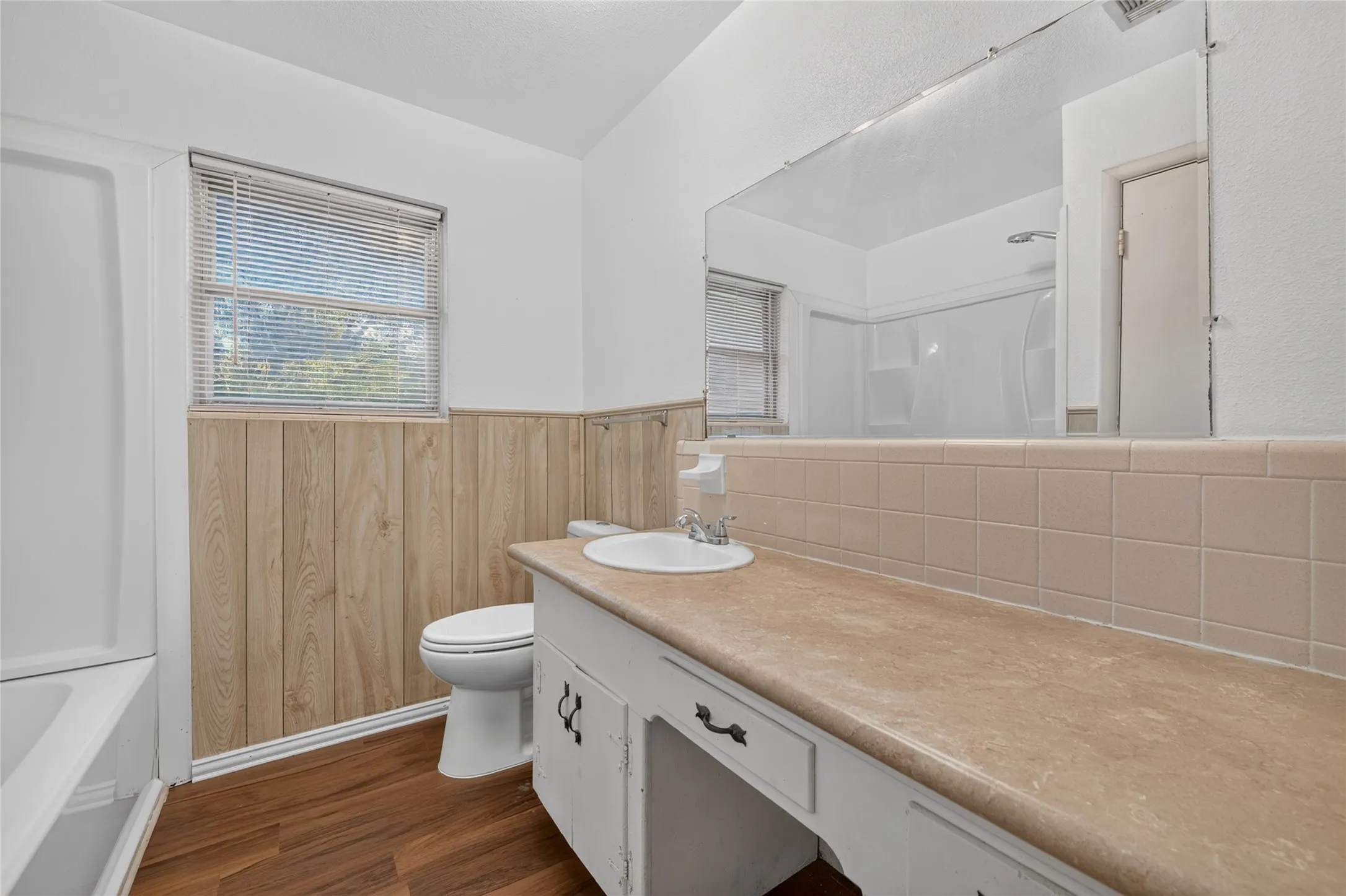 Single Family Residence For Rent in Tarrant County , 5016 Sabelle Lane, Haltom City, Texas 76117, 3 Bedroom, 2 Bathroom, 2 Garage spaces, 1,430 Sqft, built in 1957, mls#21363958, Real Estate Agent in Haltom City, Homes For Rent in Tarrant county, Homes For Rent in Haltom City, Realtor in Haltom City Texas, Real Estate Brokerage Independent Realty Texas, Luminita Cordes Realtor