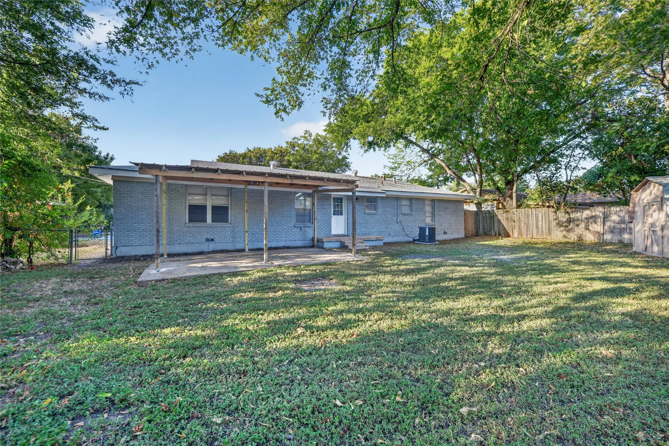 Single Family Residence For Rent in Tarrant County , 5016 Sabelle Lane, Haltom City, Texas 76117, 3 Bedroom, 2 Bathroom, 2 Garage spaces, 1,430 Sqft, built in 1957, mls#21363958, Real Estate Agent in Haltom City, Homes For Rent in Tarrant county, Homes For Rent in Haltom City, Realtor in Haltom City Texas, Real Estate Brokerage Independent Realty Texas, Luminita Cordes Realtor