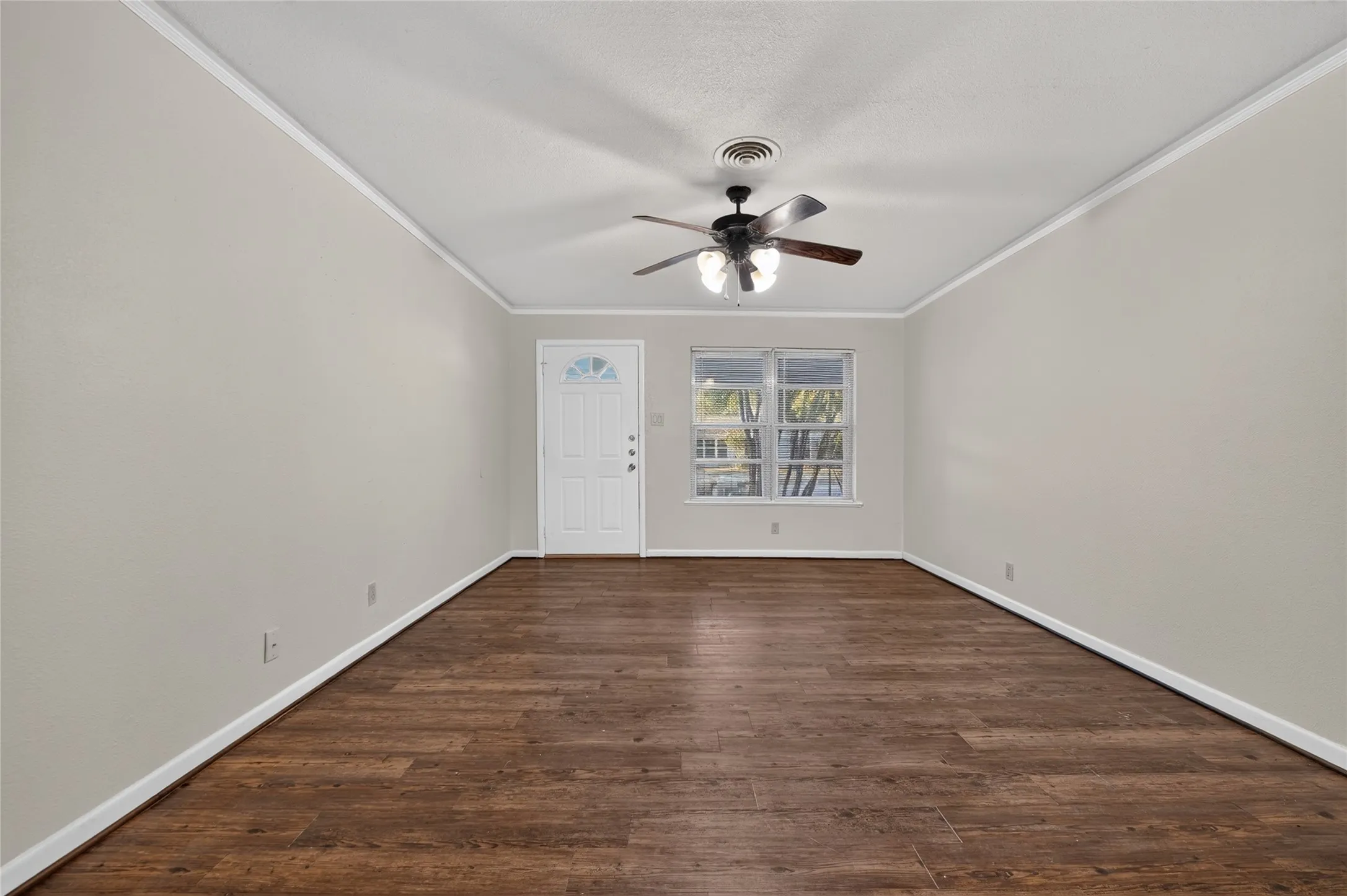 Single Family Residence For Rent in Tarrant County , 5016 Sabelle Lane, Haltom City, Texas 76117, 3 Bedroom, 2 Bathroom, 2 Garage spaces, 1,430 Sqft, built in 1957, mls#21363958, Real Estate Agent in Haltom City, Homes For Rent in Tarrant county, Homes For Rent in Haltom City, Realtor in Haltom City Texas, Real Estate Brokerage Independent Realty Texas, Luminita Cordes Realtor