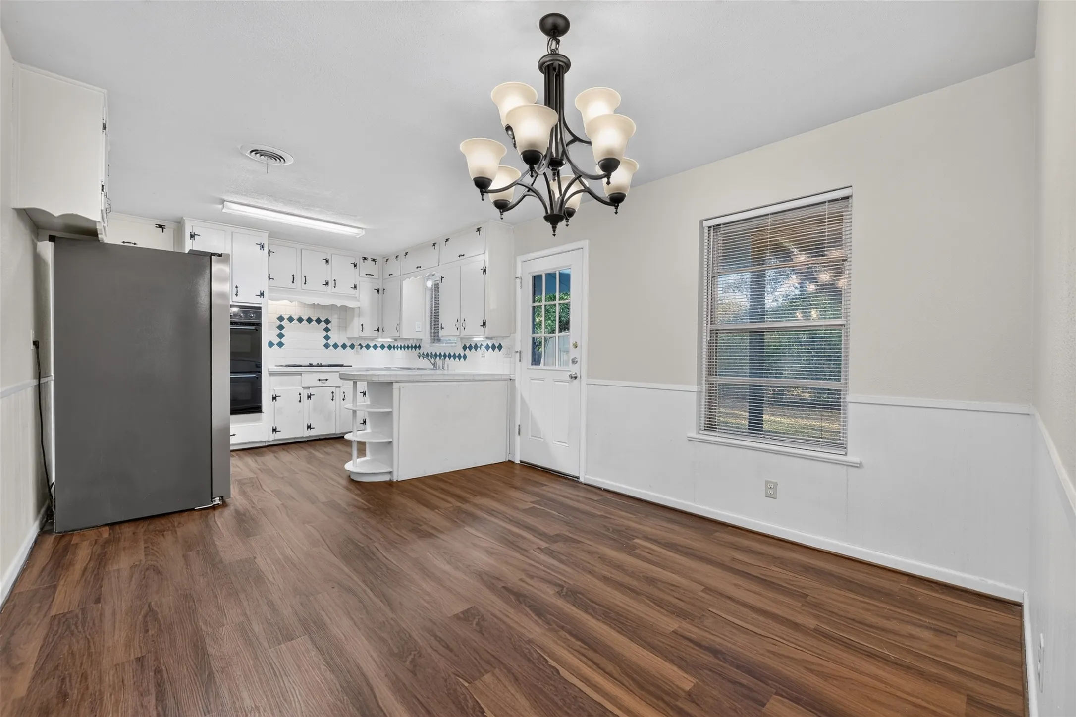 Single Family Residence For Rent in Tarrant County , 5016 Sabelle Lane, Haltom City, Texas 76117, 3 Bedroom, 2 Bathroom, 2 Garage spaces, 1,430 Sqft, built in 1957, mls#21363958, Real Estate Agent in Haltom City, Homes For Rent in Tarrant county, Homes For Rent in Haltom City, Realtor in Haltom City Texas, Real Estate Brokerage Independent Realty Texas, Luminita Cordes Realtor