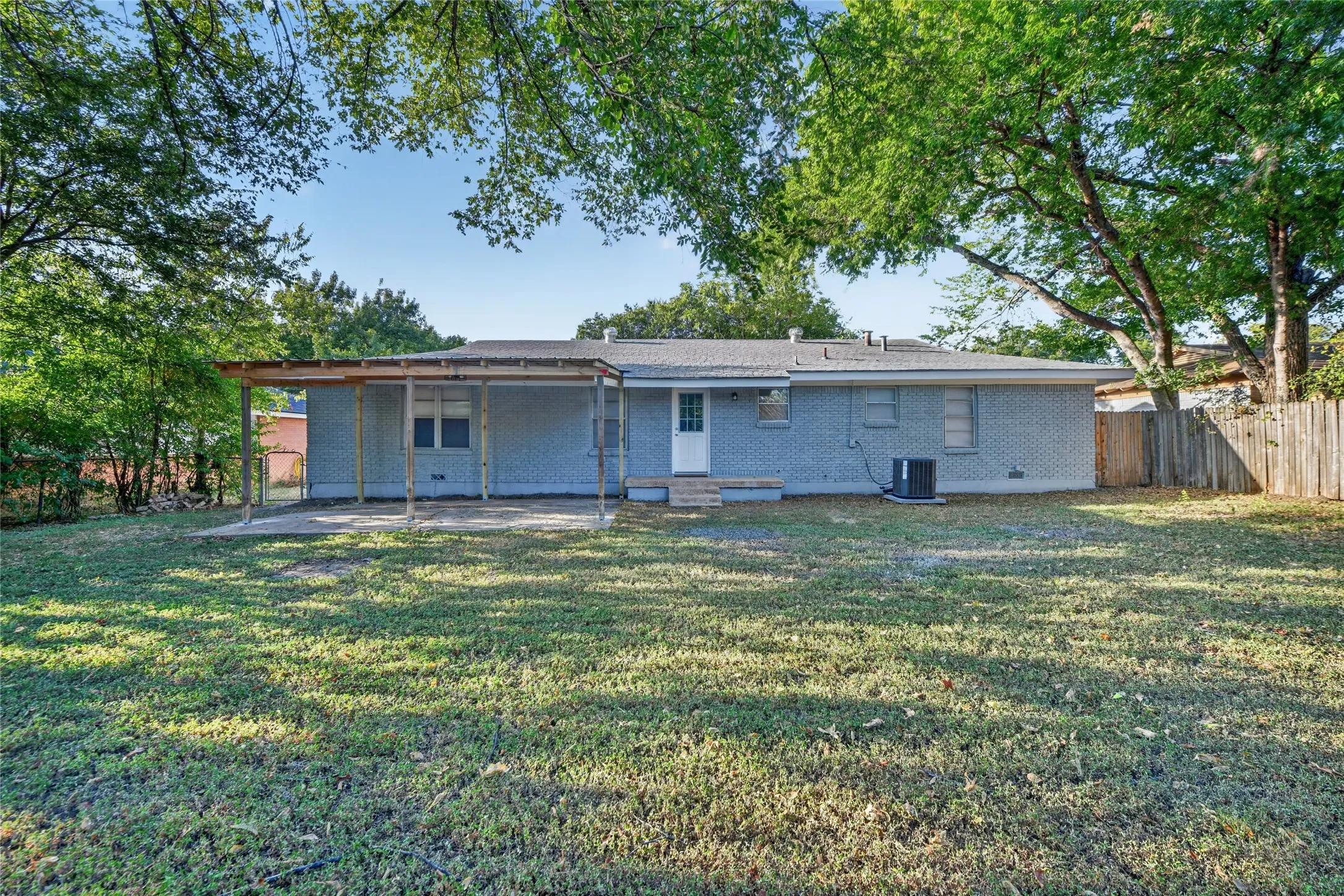 Single Family Residence For Rent in Tarrant County , 5016 Sabelle Lane, Haltom City, Texas 76117, 3 Bedroom, 2 Bathroom, 2 Garage spaces, 1,430 Sqft, built in 1957, mls#21363958, Real Estate Agent in Haltom City, Homes For Rent in Tarrant county, Homes For Rent in Haltom City, Realtor in Haltom City Texas, Real Estate Brokerage Independent Realty Texas, Luminita Cordes Realtor