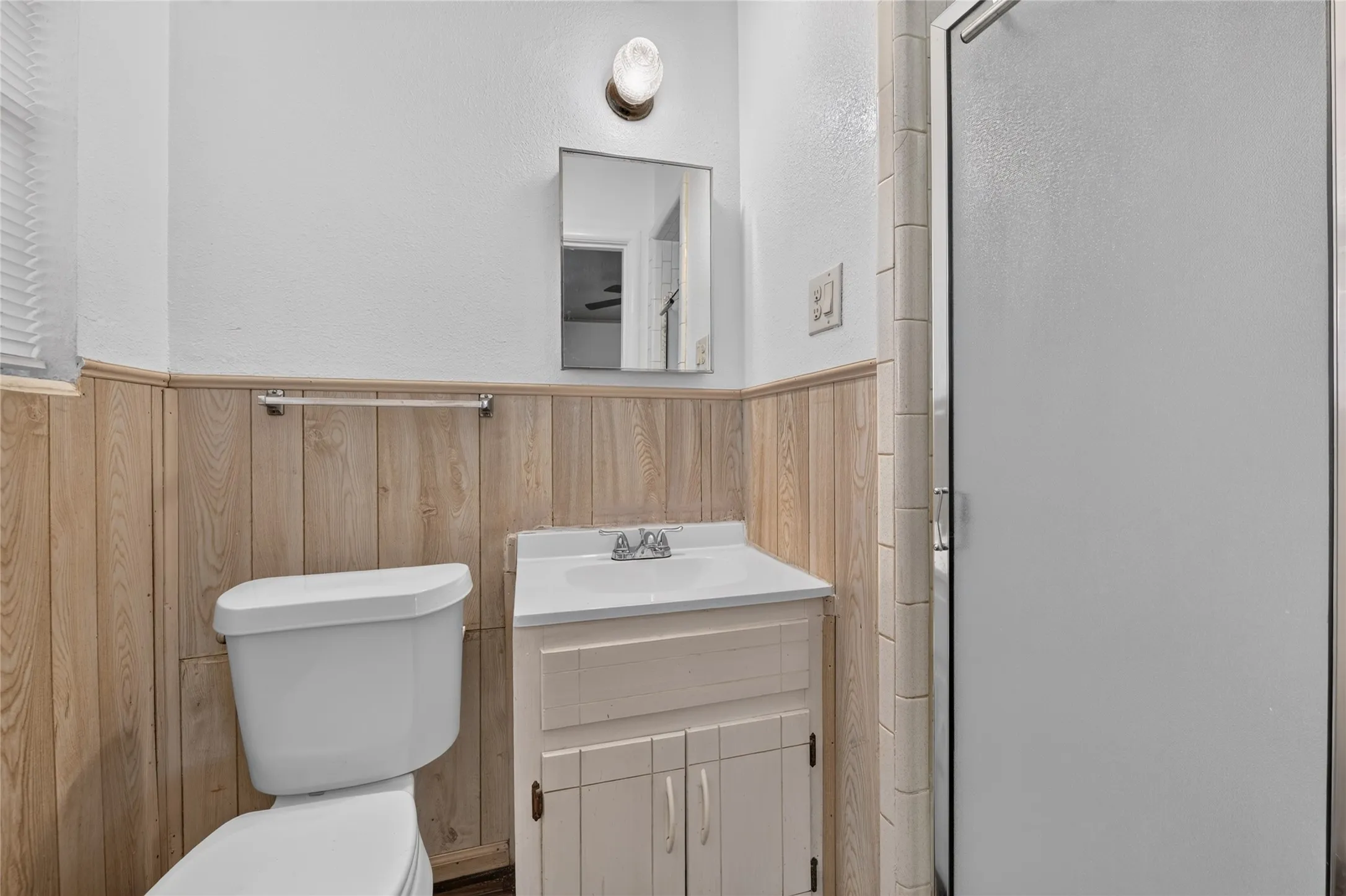 Single Family Residence For Rent in Tarrant County , 5016 Sabelle Lane, Haltom City, Texas 76117, 3 Bedroom, 2 Bathroom, 2 Garage spaces, 1,430 Sqft, built in 1957, mls#21363958, Real Estate Agent in Haltom City, Homes For Rent in Tarrant county, Homes For Rent in Haltom City, Realtor in Haltom City Texas, Real Estate Brokerage Independent Realty Texas, Luminita Cordes Realtor