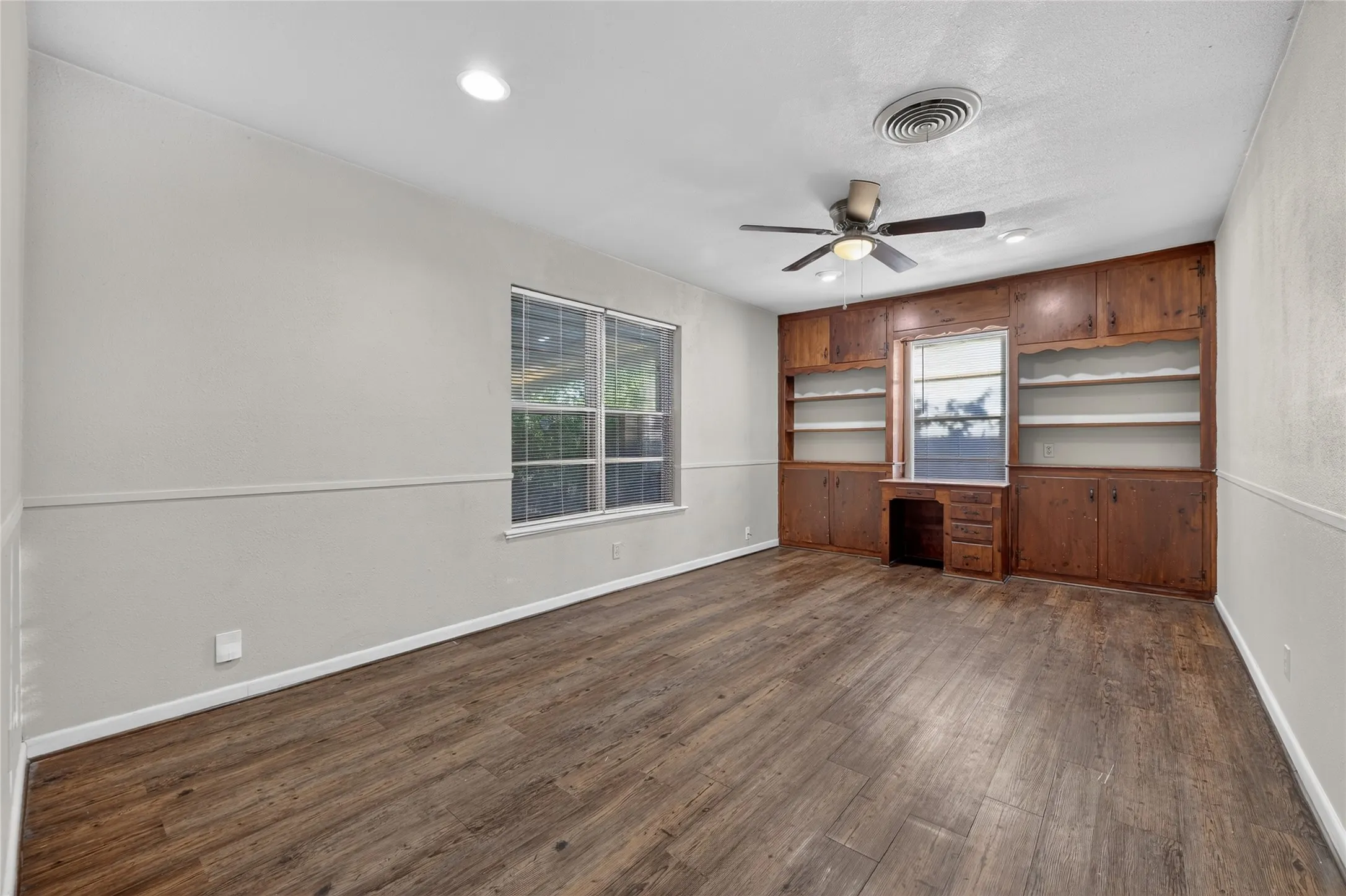 Single Family Residence For Rent in Tarrant County , 5016 Sabelle Lane, Haltom City, Texas 76117, 3 Bedroom, 2 Bathroom, 2 Garage spaces, 1,430 Sqft, built in 1957, mls#21363958, Real Estate Agent in Haltom City, Homes For Rent in Tarrant county, Homes For Rent in Haltom City, Realtor in Haltom City Texas, Real Estate Brokerage Independent Realty Texas, Luminita Cordes Realtor