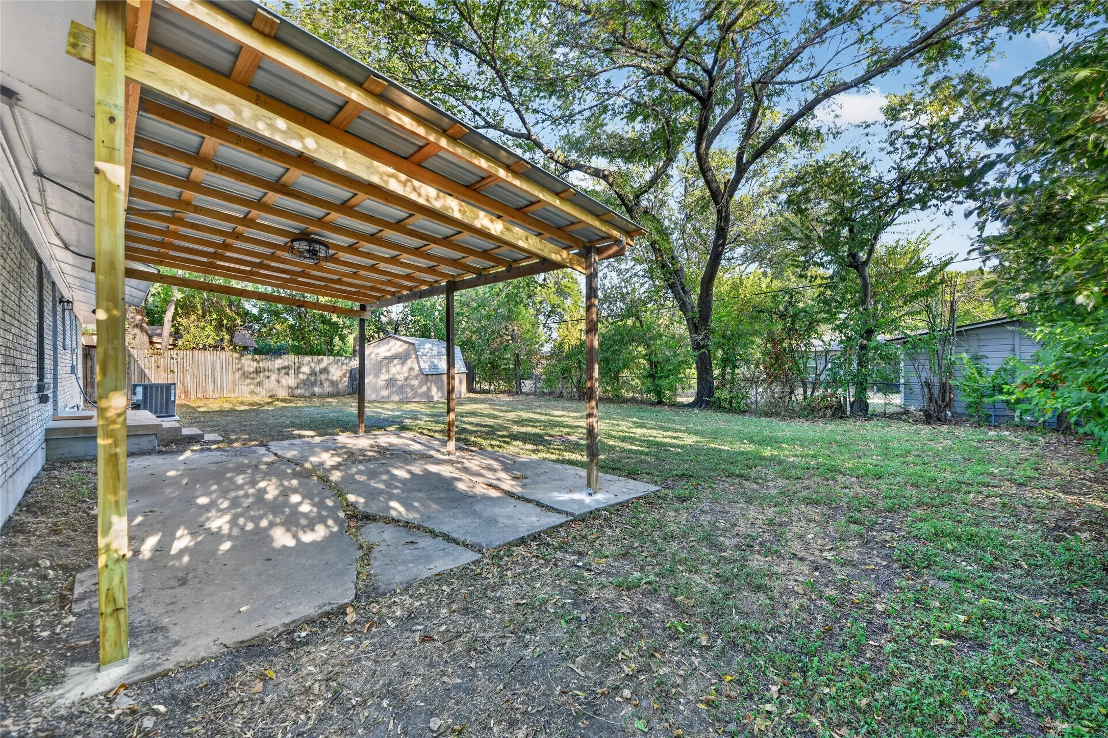 Single Family Residence For Rent in Tarrant County , 5016 Sabelle Lane, Haltom City, Texas 76117, 3 Bedroom, 2 Bathroom, 2 Garage spaces, 1,430 Sqft, built in 1957, mls#21363958, Real Estate Agent in Haltom City, Homes For Rent in Tarrant county, Homes For Rent in Haltom City, Realtor in Haltom City Texas, Real Estate Brokerage Independent Realty Texas, Luminita Cordes Realtor