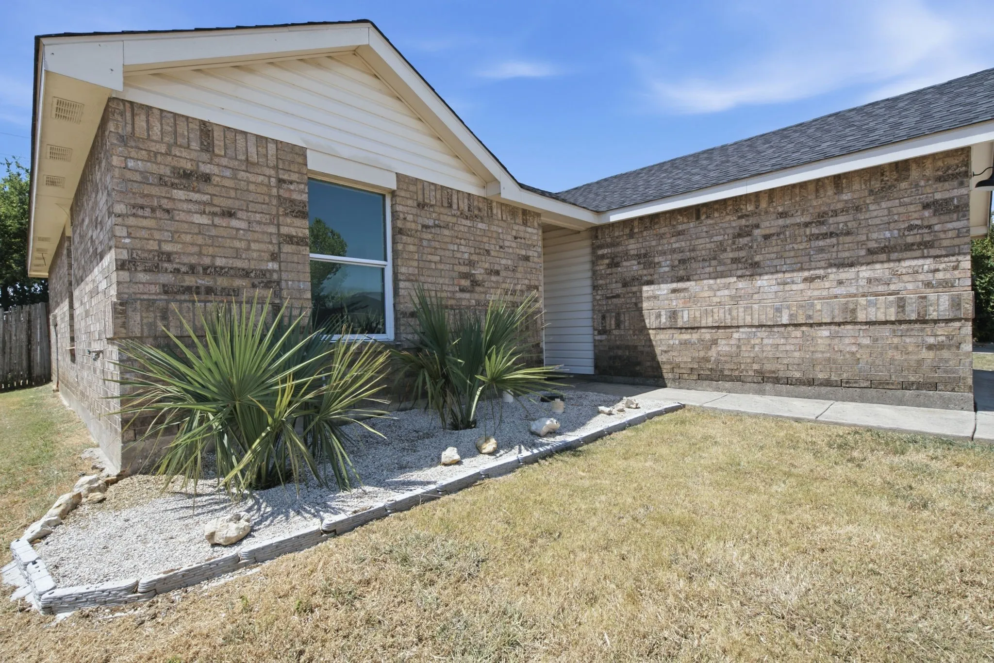 Single Family Residence For Sale in Denton County , 300 Deer Run Drive, Sanger, Texas 76266, 3 Bedroom, 2 Bathroom, 2 Garage spaces, 1,216 Sqft, built in 2004, mls#21363895, Real Estate Agent in Sanger, Homes For Sale in Denton county, Homes For Sale in Sanger, Realtor in Sanger Texas, Real Estate Brokerage Independent Realty Texas, Luminita Cordes Realtor