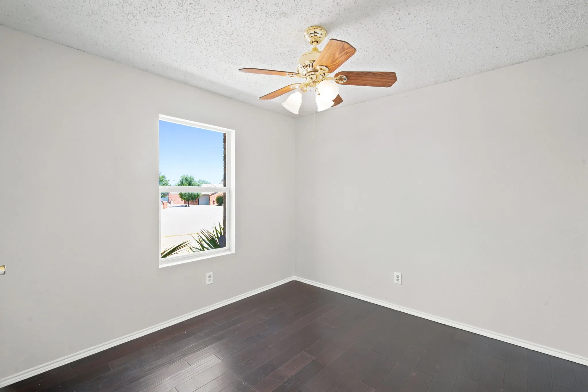 Single Family Residence For Sale in Denton County , 300 Deer Run Drive, Sanger, Texas 76266, 3 Bedroom, 2 Bathroom, 2 Garage spaces, 1,216 Sqft, built in 2004, mls#21363895, Real Estate Agent in Sanger, Homes For Sale in Denton county, Homes For Sale in Sanger, Realtor in Sanger Texas, Real Estate Brokerage Independent Realty Texas, Luminita Cordes Realtor