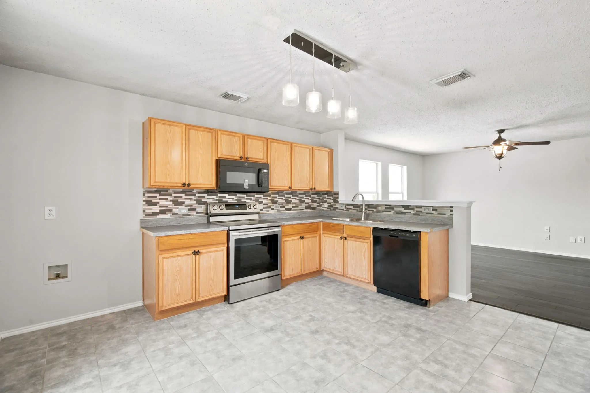 Single Family Residence For Sale in Denton County , 300 Deer Run Drive, Sanger, Texas 76266, 3 Bedroom, 2 Bathroom, 2 Garage spaces, 1,216 Sqft, built in 2004, mls#21363895, Real Estate Agent in Sanger, Homes For Sale in Denton county, Homes For Sale in Sanger, Realtor in Sanger Texas, Real Estate Brokerage Independent Realty Texas, Luminita Cordes Realtor
