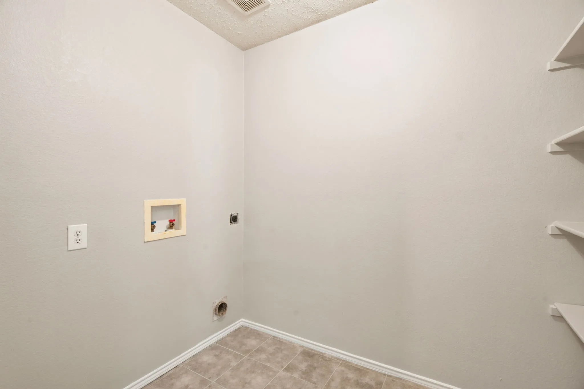 Single Family Residence For Sale in Denton County , 300 Deer Run Drive, Sanger, Texas 76266, 3 Bedroom, 2 Bathroom, 2 Garage spaces, 1,216 Sqft, built in 2004, mls#21363895, Real Estate Agent in Sanger, Homes For Sale in Denton county, Homes For Sale in Sanger, Realtor in Sanger Texas, Real Estate Brokerage Independent Realty Texas, Luminita Cordes Realtor