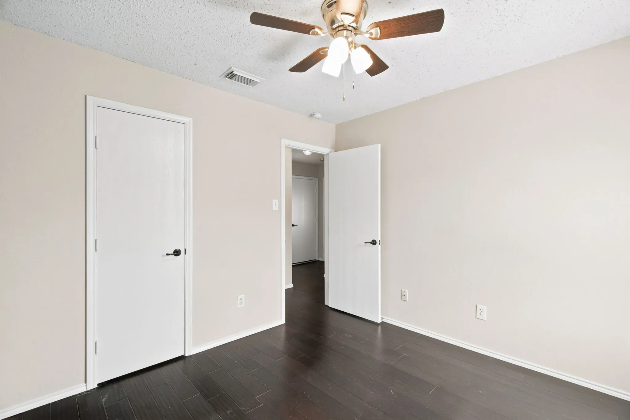 Single Family Residence For Sale in Denton County , 300 Deer Run Drive, Sanger, Texas 76266, 3 Bedroom, 2 Bathroom, 2 Garage spaces, 1,216 Sqft, built in 2004, mls#21363895, Real Estate Agent in Sanger, Homes For Sale in Denton county, Homes For Sale in Sanger, Realtor in Sanger Texas, Real Estate Brokerage Independent Realty Texas, Luminita Cordes Realtor