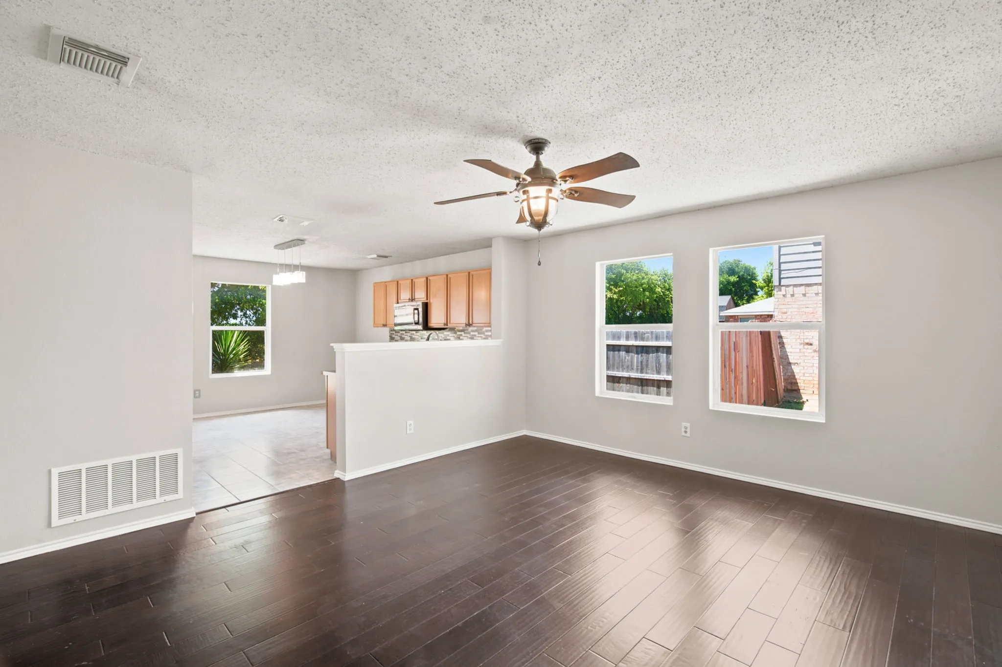 Single Family Residence For Sale in Denton County , 300 Deer Run Drive, Sanger, Texas 76266, 3 Bedroom, 2 Bathroom, 2 Garage spaces, 1,216 Sqft, built in 2004, mls#21363895, Real Estate Agent in Sanger, Homes For Sale in Denton county, Homes For Sale in Sanger, Realtor in Sanger Texas, Real Estate Brokerage Independent Realty Texas, Luminita Cordes Realtor