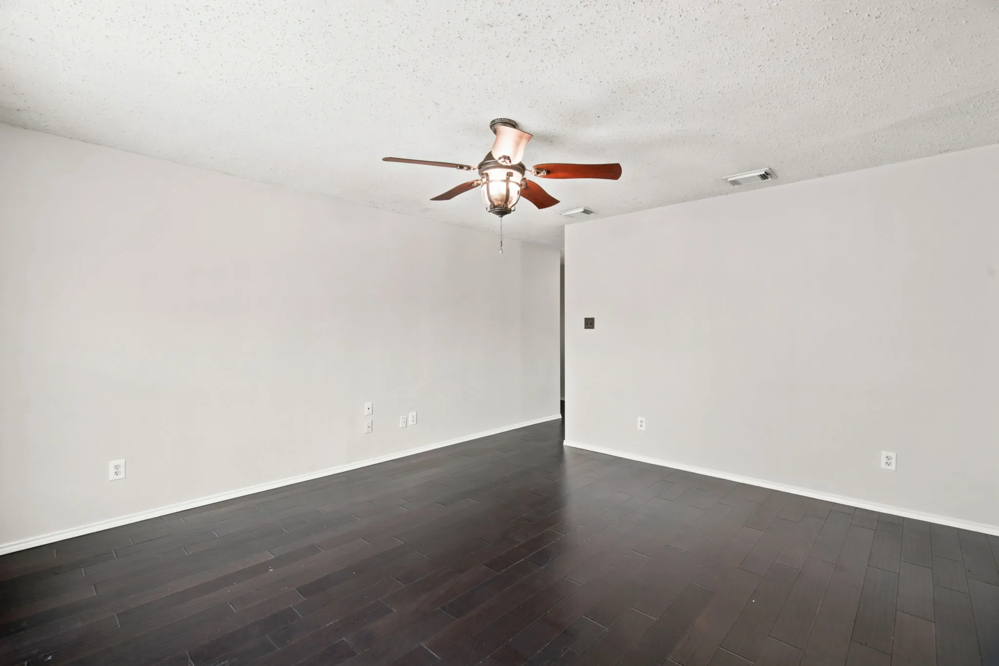 Single Family Residence For Sale in Denton County , 300 Deer Run Drive, Sanger, Texas 76266, 3 Bedroom, 2 Bathroom, 2 Garage spaces, 1,216 Sqft, built in 2004, mls#21363895, Real Estate Agent in Sanger, Homes For Sale in Denton county, Homes For Sale in Sanger, Realtor in Sanger Texas, Real Estate Brokerage Independent Realty Texas, Luminita Cordes Realtor