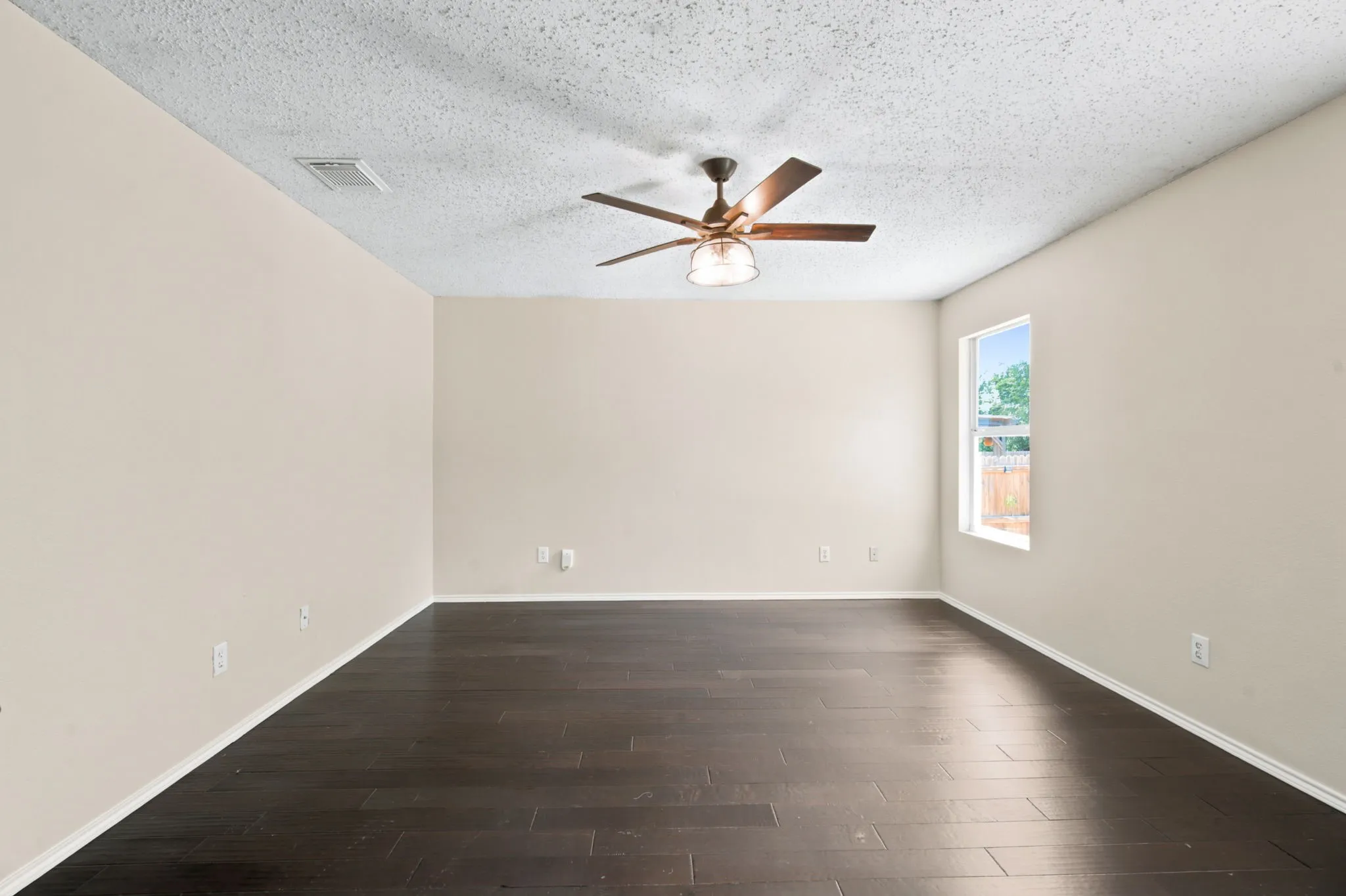 Single Family Residence For Sale in Denton County , 300 Deer Run Drive, Sanger, Texas 76266, 3 Bedroom, 2 Bathroom, 2 Garage spaces, 1,216 Sqft, built in 2004, mls#21363895, Real Estate Agent in Sanger, Homes For Sale in Denton county, Homes For Sale in Sanger, Realtor in Sanger Texas, Real Estate Brokerage Independent Realty Texas, Luminita Cordes Realtor