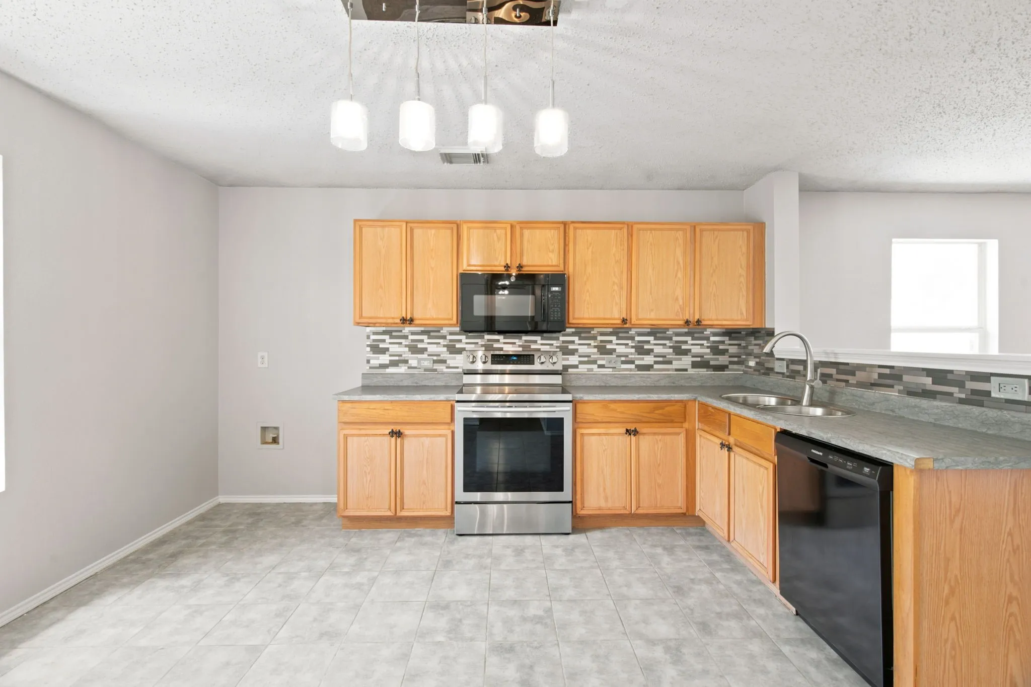 Single Family Residence For Sale in Denton County , 300 Deer Run Drive, Sanger, Texas 76266, 3 Bedroom, 2 Bathroom, 2 Garage spaces, 1,216 Sqft, built in 2004, mls#21363895, Real Estate Agent in Sanger, Homes For Sale in Denton county, Homes For Sale in Sanger, Realtor in Sanger Texas, Real Estate Brokerage Independent Realty Texas, Luminita Cordes Realtor
