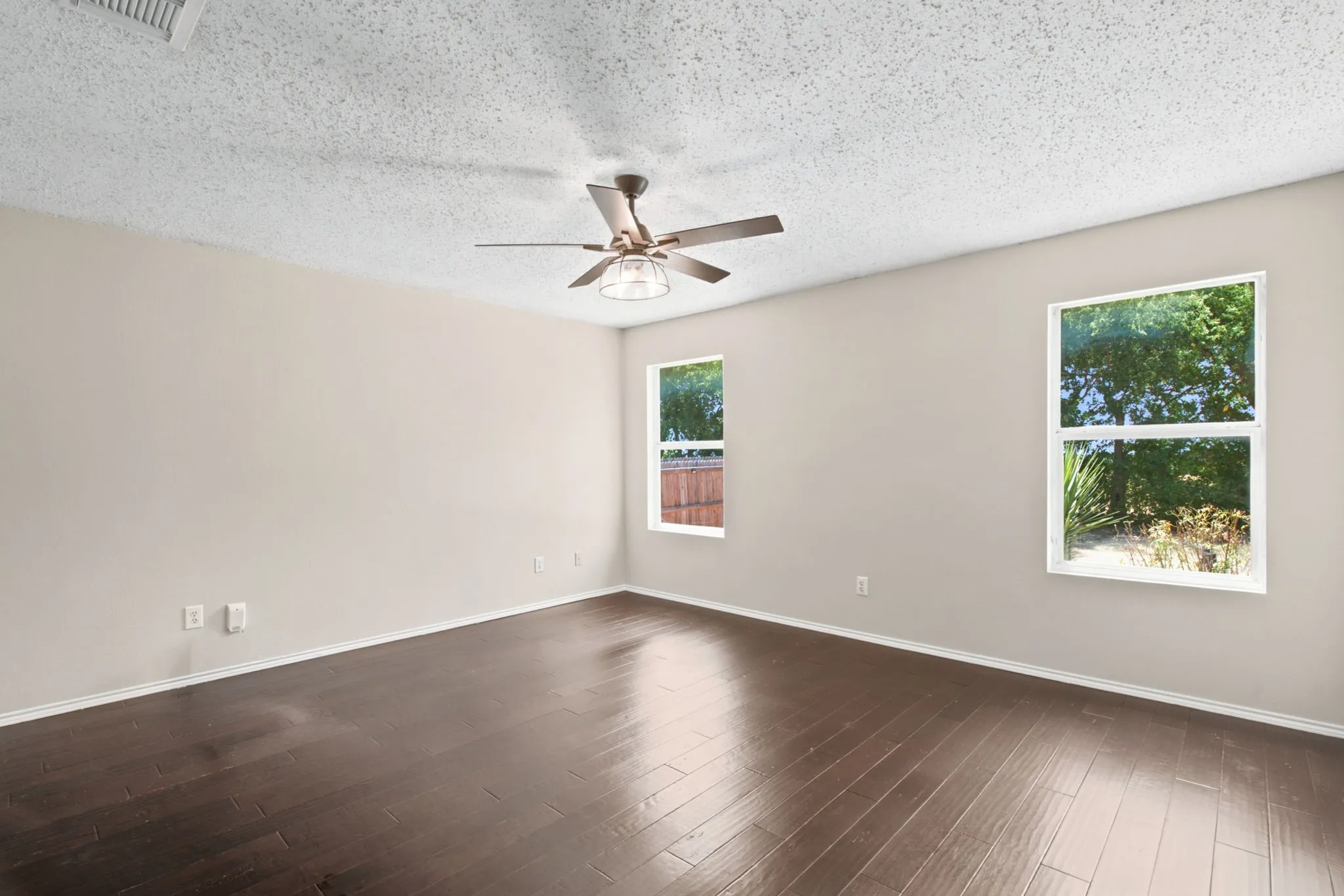 Single Family Residence For Sale in Denton County , 300 Deer Run Drive, Sanger, Texas 76266, 3 Bedroom, 2 Bathroom, 2 Garage spaces, 1,216 Sqft, built in 2004, mls#21363895, Real Estate Agent in Sanger, Homes For Sale in Denton county, Homes For Sale in Sanger, Realtor in Sanger Texas, Real Estate Brokerage Independent Realty Texas, Luminita Cordes Realtor
