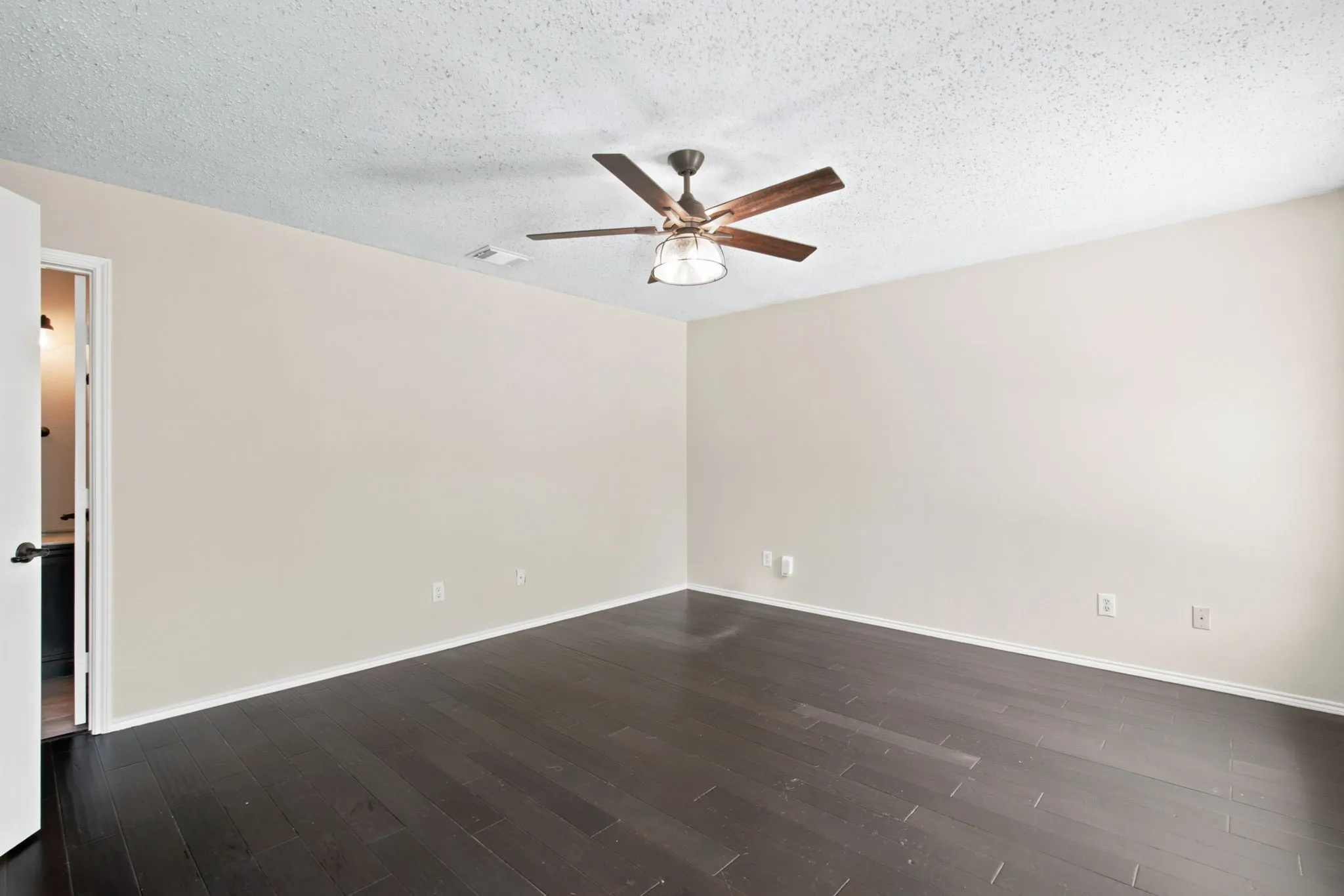 Single Family Residence For Sale in Denton County , 300 Deer Run Drive, Sanger, Texas 76266, 3 Bedroom, 2 Bathroom, 2 Garage spaces, 1,216 Sqft, built in 2004, mls#21363895, Real Estate Agent in Sanger, Homes For Sale in Denton county, Homes For Sale in Sanger, Realtor in Sanger Texas, Real Estate Brokerage Independent Realty Texas, Luminita Cordes Realtor