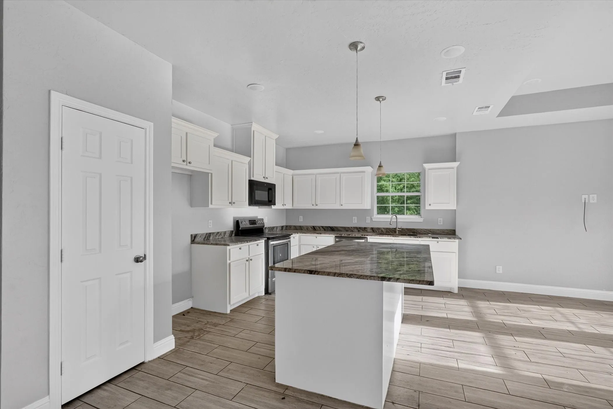 Single Family Residence For Rent in Hunt County , 4102 Gordon Street, Greenville, Texas 75401, 3 Bedroom, 2 Bathroom, 1 Garage spaces, 1,296 Sqft, built in 2021, mls#21363963, Real Estate Agent in Greenville, Homes For Rent in Hunt county, Homes For Rent in Greenville, Realtor in Greenville Texas, Real Estate Brokerage Independent Realty Texas, Luminita Cordes Realtor